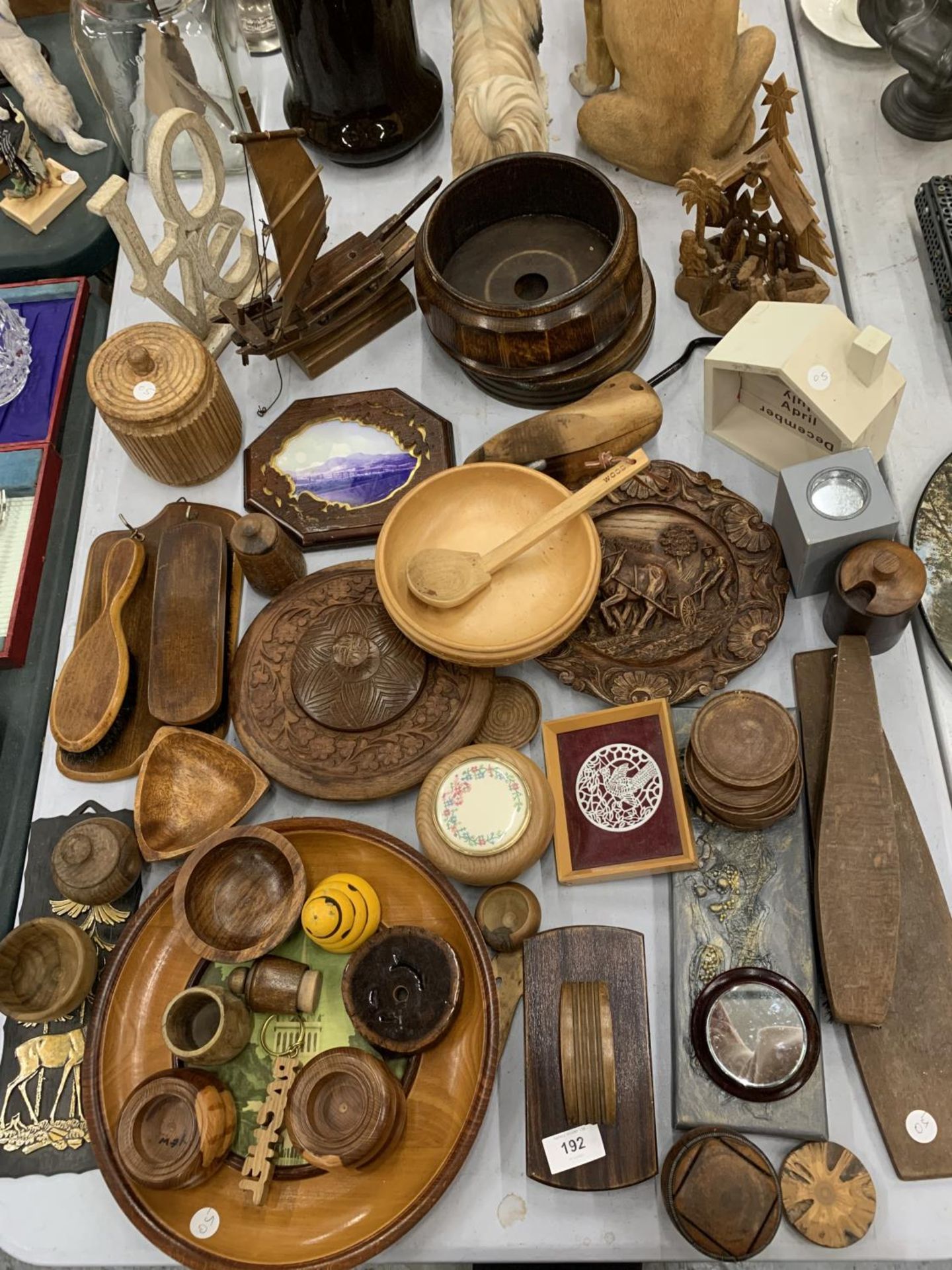 A LARGE QUANTITY OF TREEN ITEMS TO INCLUDE BOWLS, AN INK BLOTTER, SHOE LAST, WALL PLAQUES, A SHIP, - Bild 2 aus 16