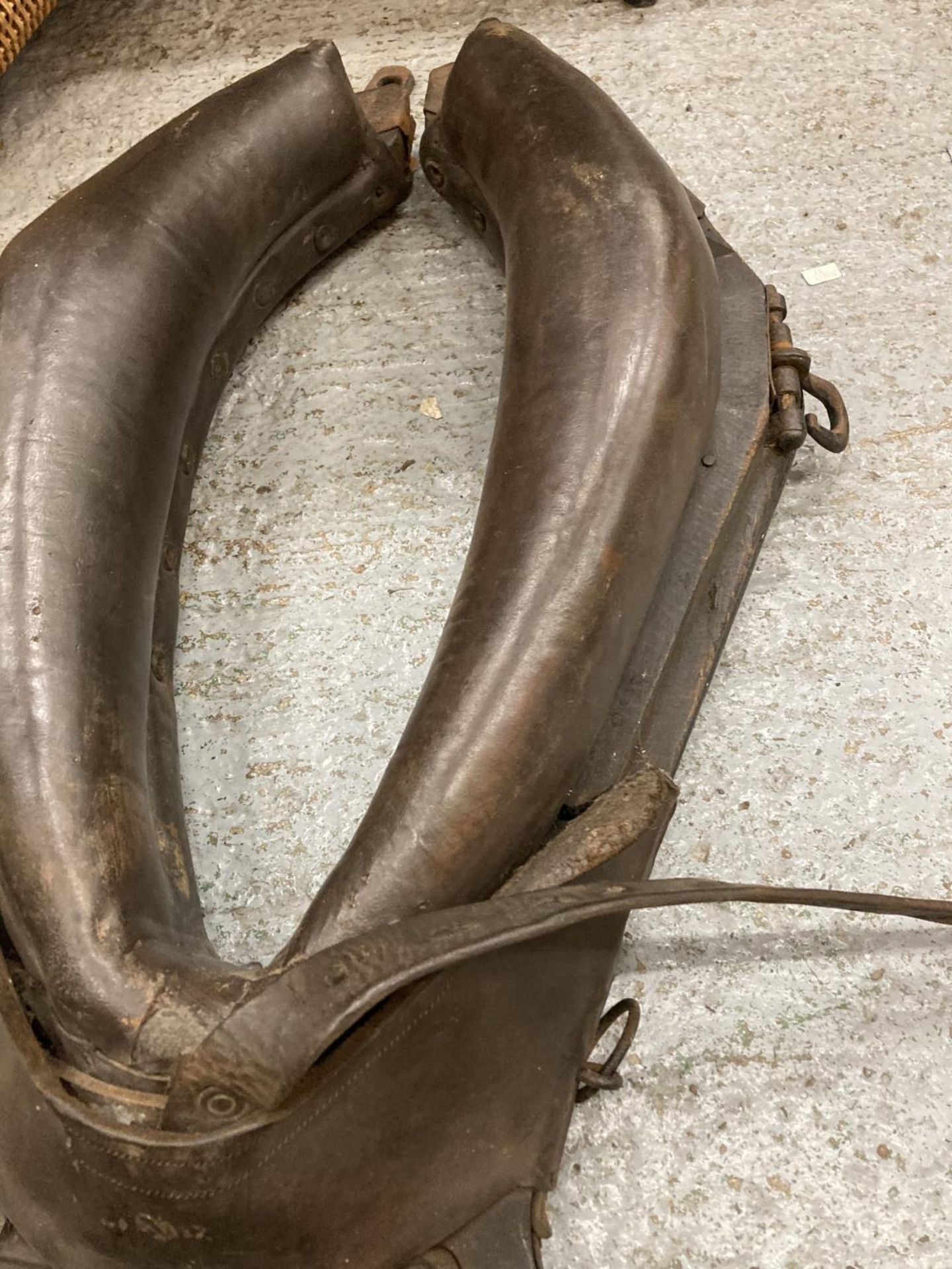 A LARGE LEATHER HORSE COLLAR - Bild 8 aus 10