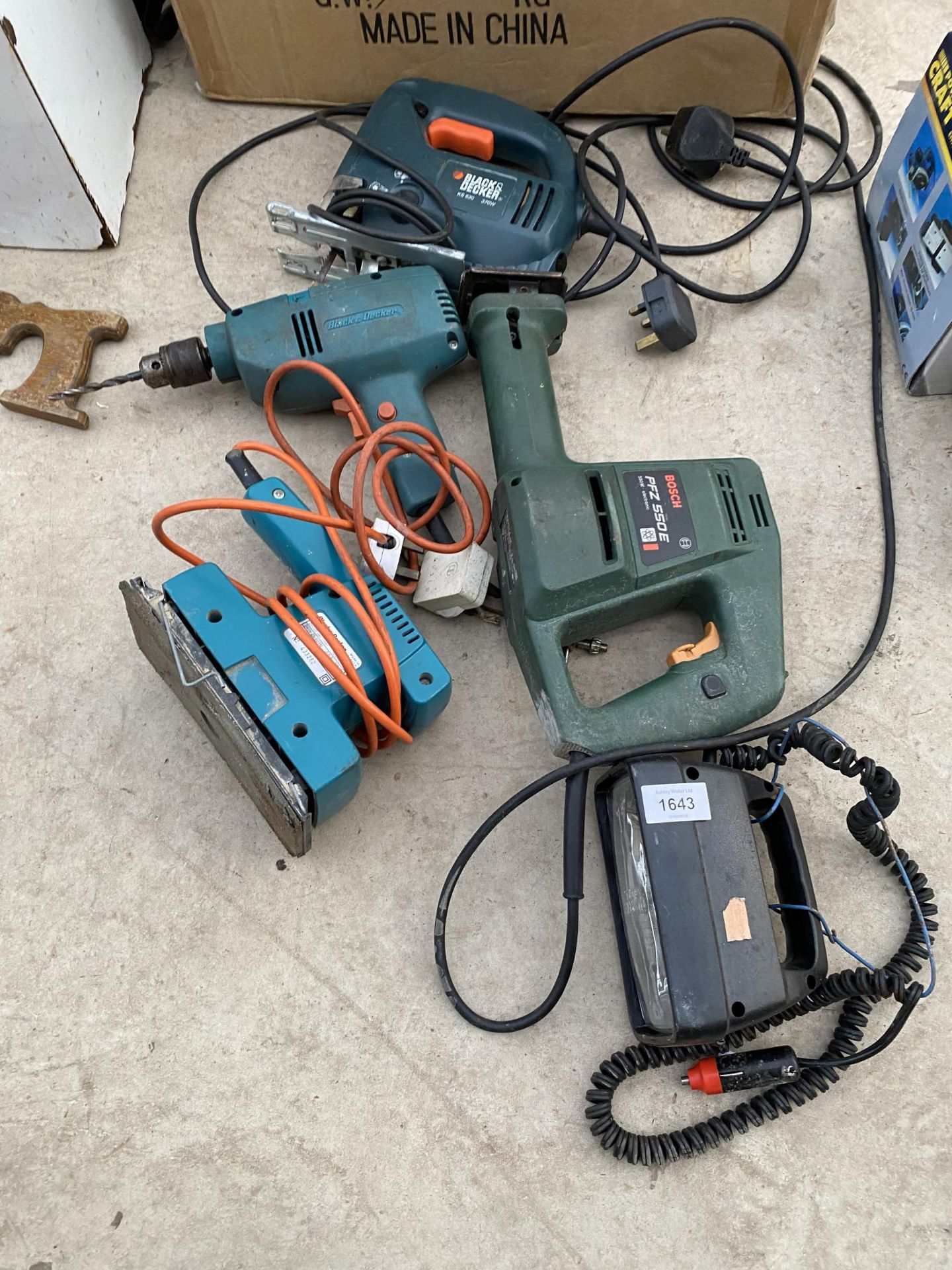 AN ASSORTMENT OF POWER TOOLS TO INCLUDE A BLACK AND DECKER DRILL AND JIGSAW ETC