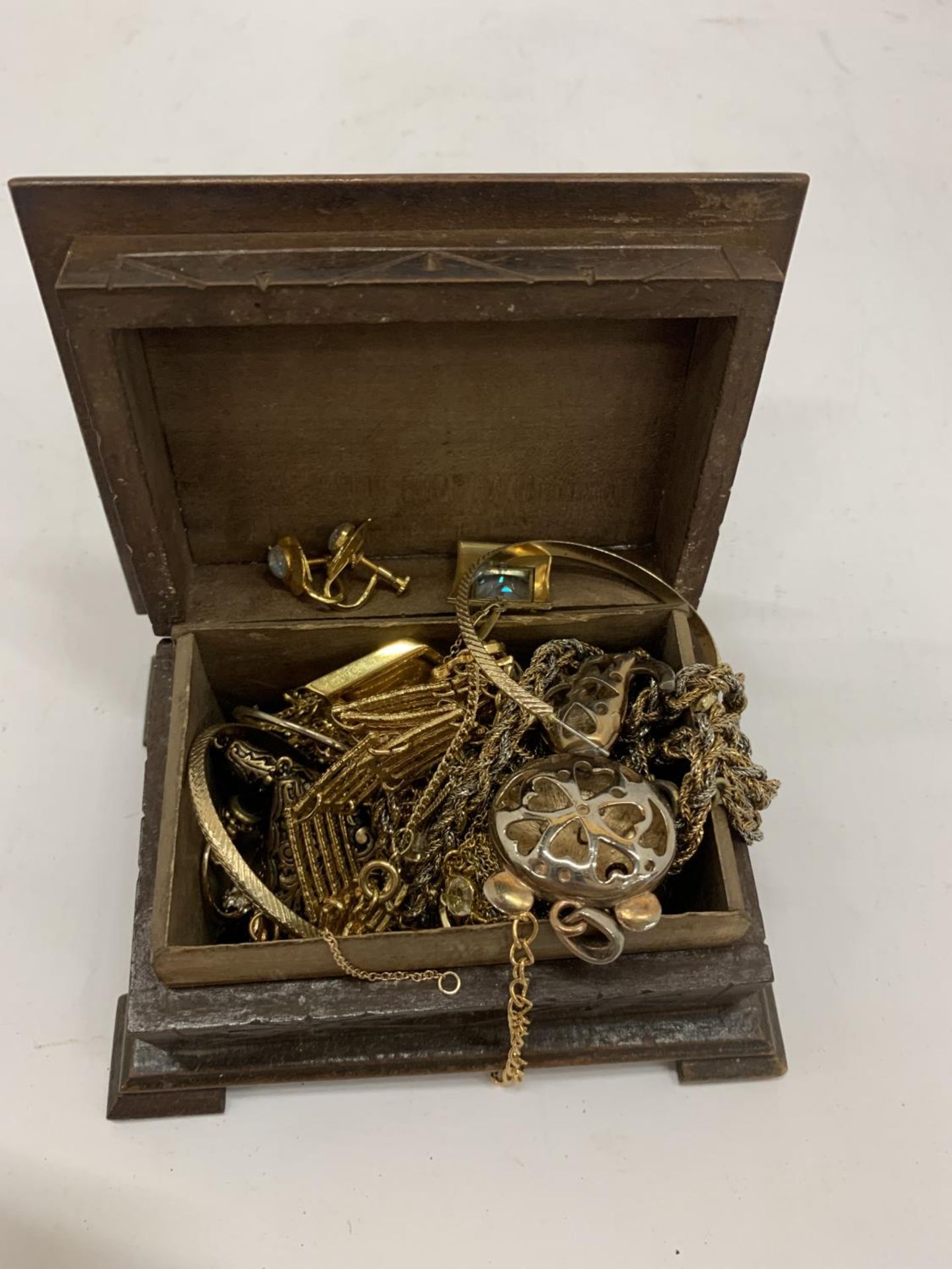 A QUANTITY OF YELLOW METAL COSTUME JEWELLERY TO INCLUDE CHAINS, EARRINGS, ETC IN A WOODEN BOX - Image 2 of 8