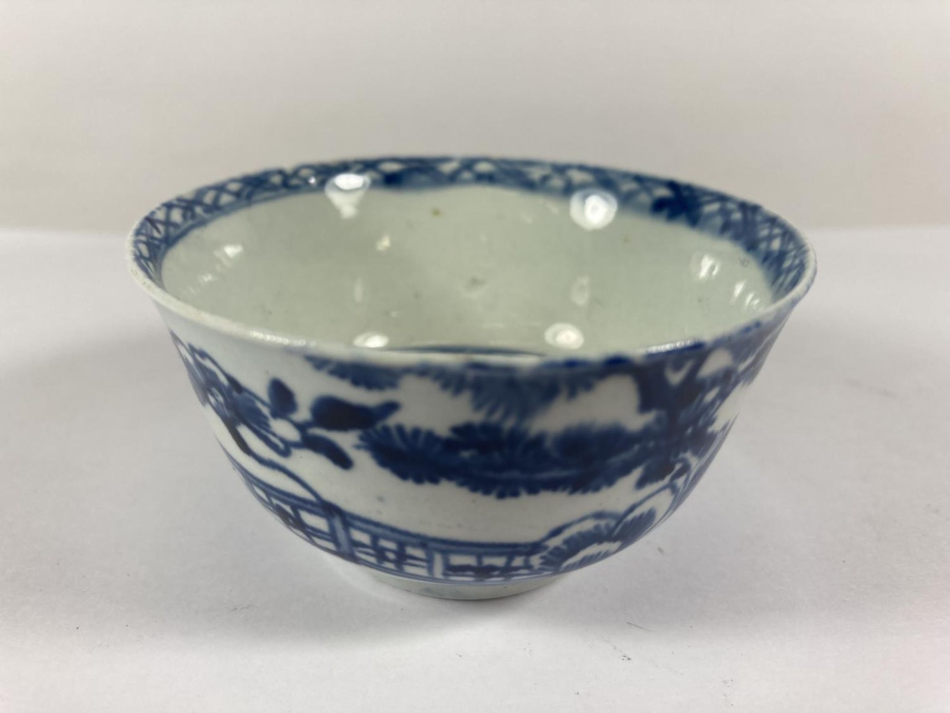 AN 18TH CENTURY WORCESTER STYLE BLUE AND WHITE TEA BOWL - Image 2 of 6