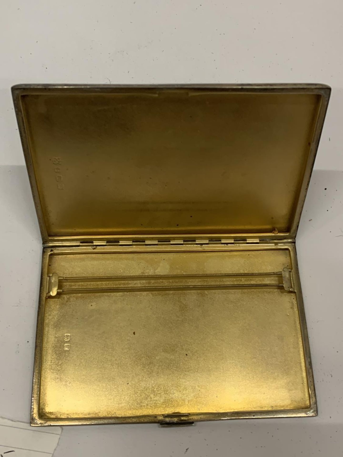 AN ART DECO ENGINE TURNED HALLMARKED SILVER CARD CASE, WEIGHT 194G - Image 4 of 6