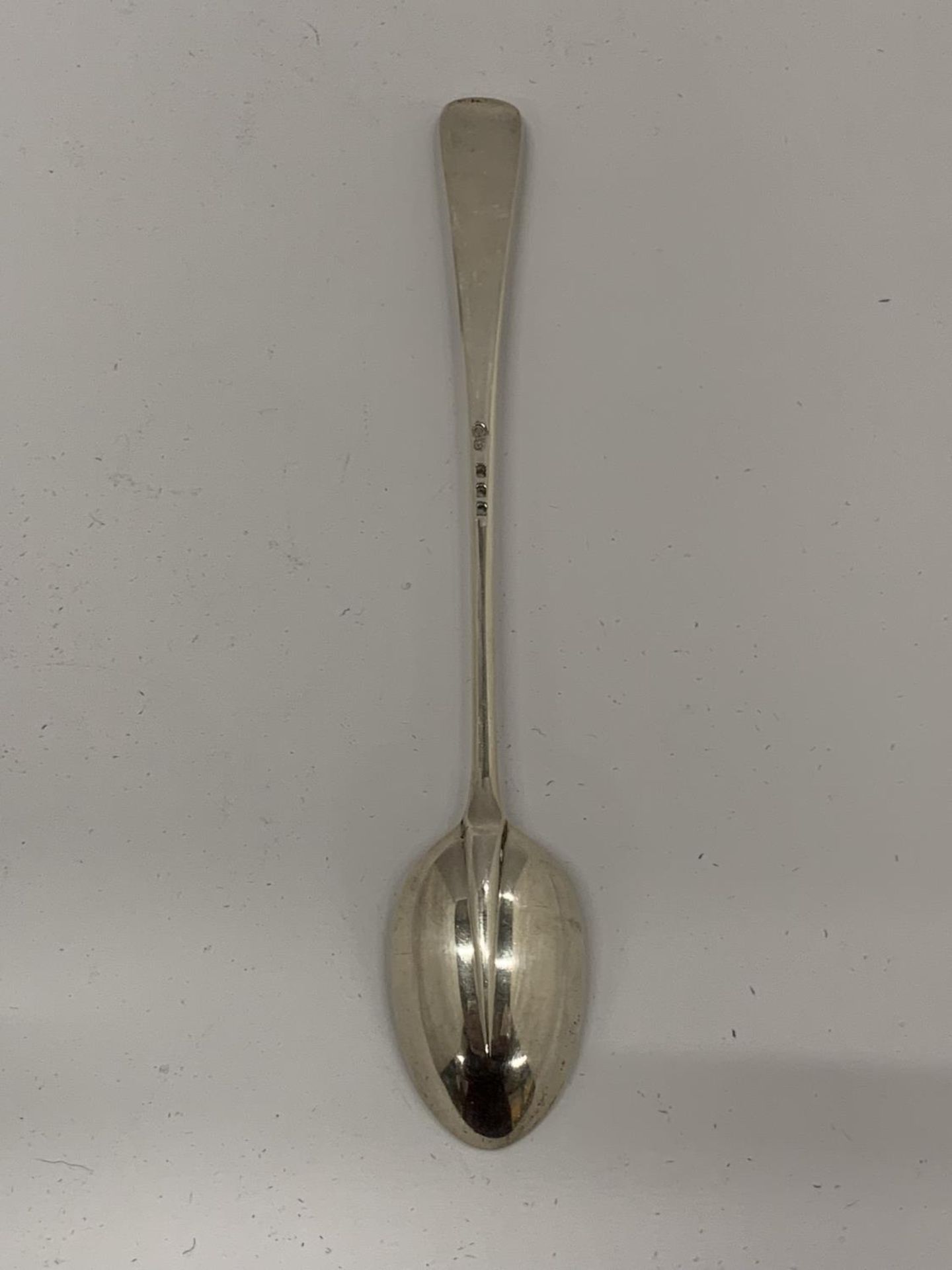 A HALLMARKED SILVER LONG HANDLED SPOON, LENGTH 19CM, WEIGHT 45G - Image 4 of 6