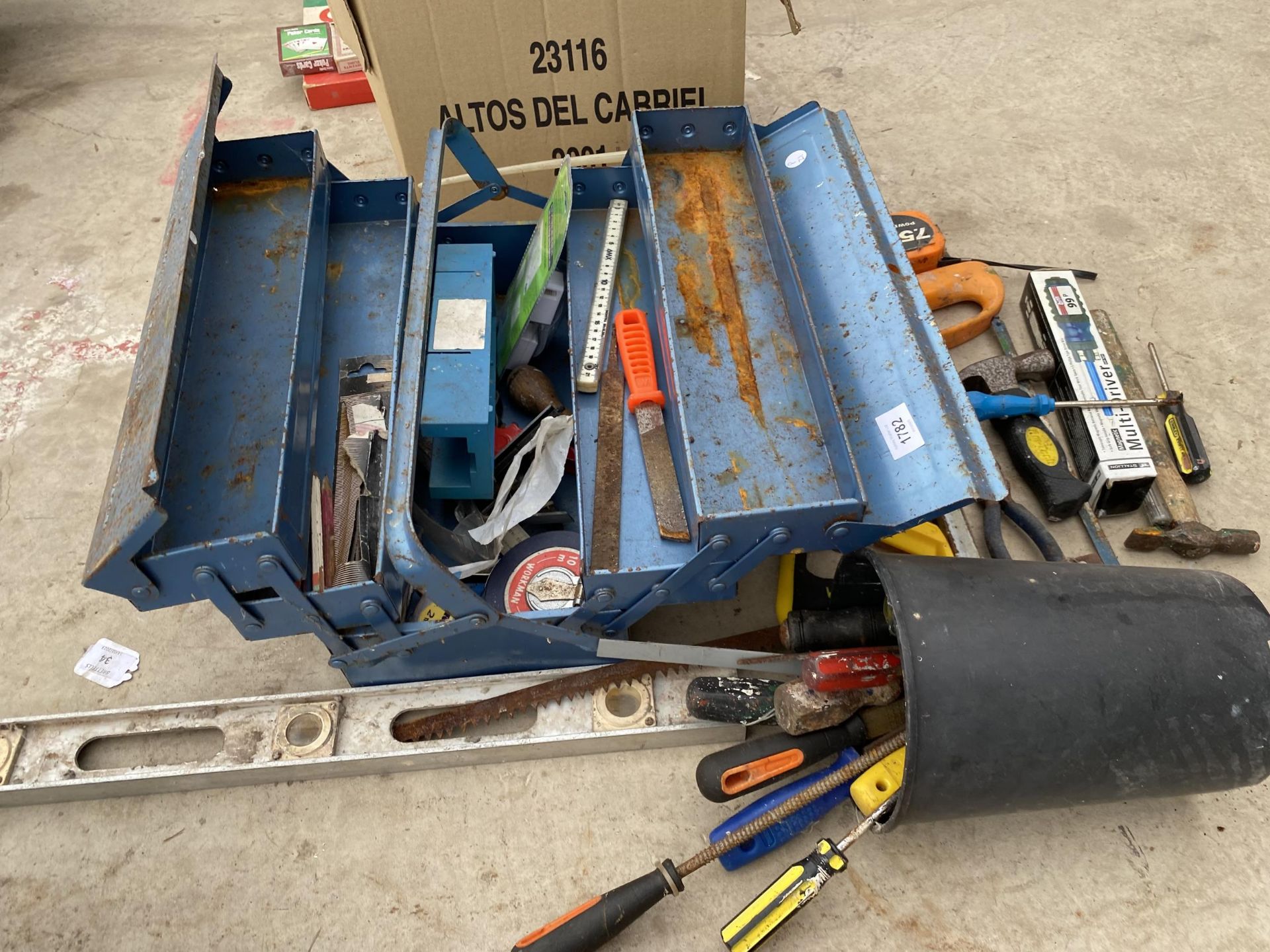 A METAL TOOL BOX CONTAINING AN ASSORTMENT OF TOOLS TO INCLUDE AN OIL CAN, HAMMERS AND PLIERS ETC - Image 2 of 2