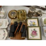 A MIXED LOT TO INCLUDE FRAMED TILES, CASED SWALLOW BINOCULARS, STEINS, A BRASS CANDLESTICK, CRIBBAGE