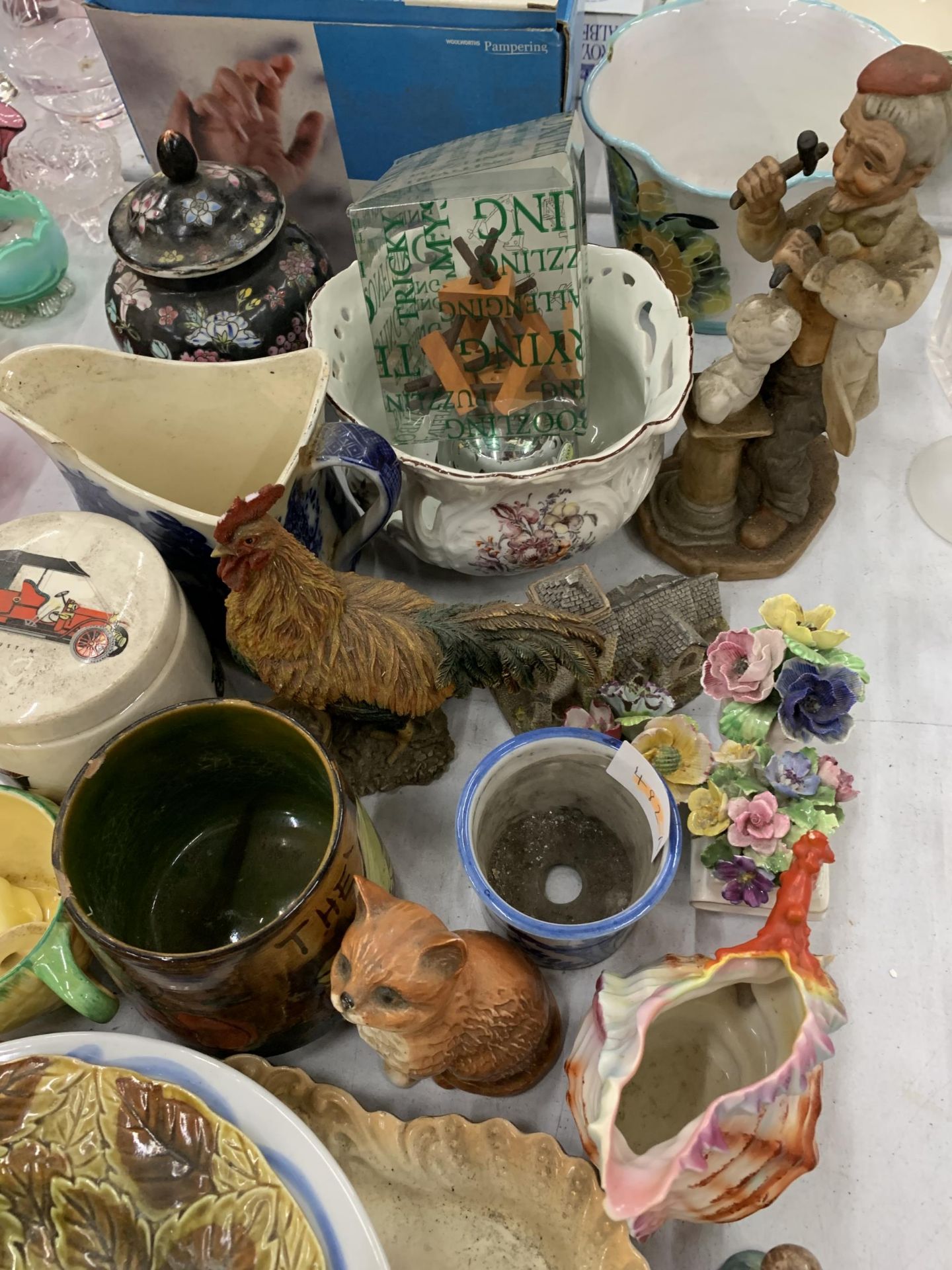 A QUANTITY OF VINTAGE CERAMIC ITEMS TO INCLUDE PLANTERS, PLATES, FIGURES, JUGS, ETC - SOME A/F - Image 3 of 4