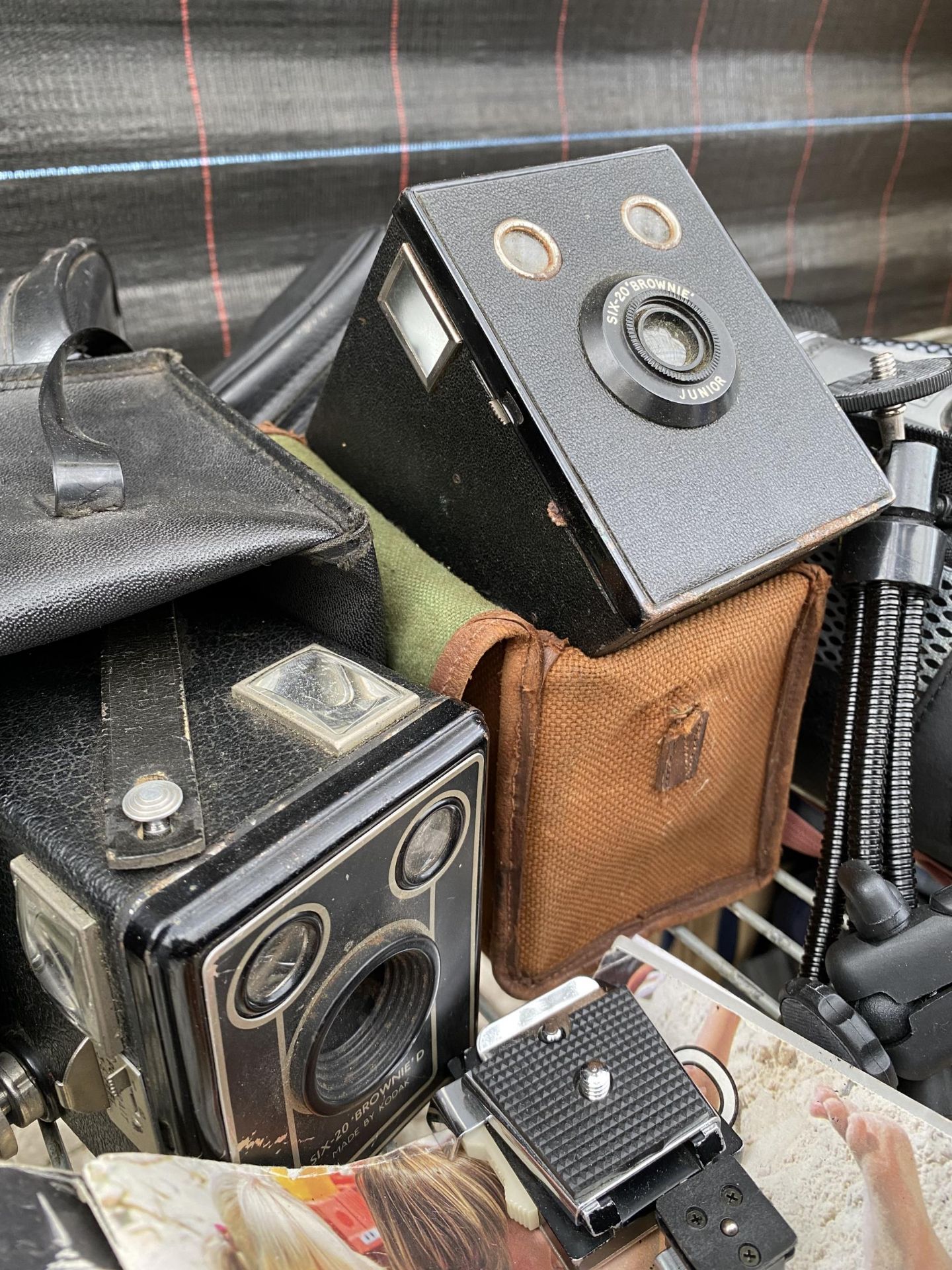 A LARGE ASSORTMENT OF VINTAGE PHOTOGRAPHY EQUIPMENT TO INCLUDE BROWNIE CAMERAS AND A CAMCORDER ETC - Image 4 of 5