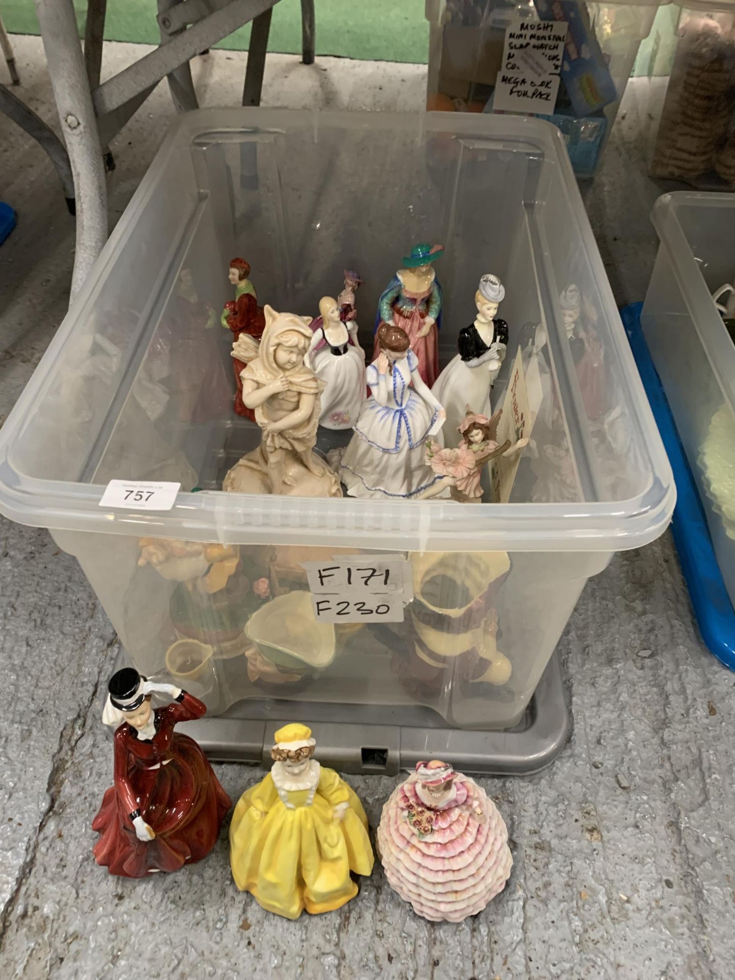 A BOX OF FIGURES TO INCLUDE FRANCESCA ART CHINA, TOBY JUGS, ETC