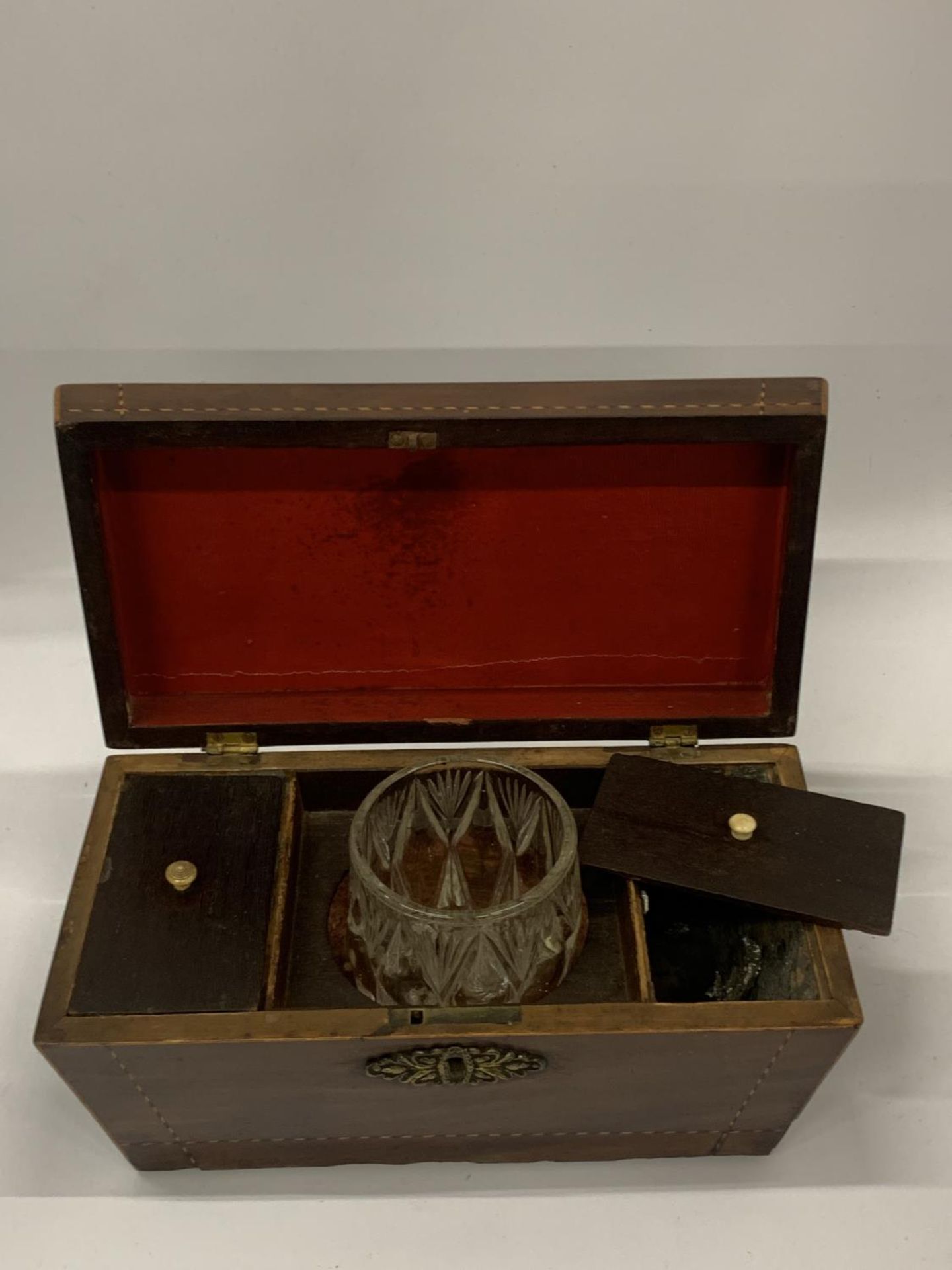 A 19TH CENTURY MAHOGANY SARCOPHAGUS SHAPE TEA CADDY WITH INNER COMPARTMENTS AND GLASS VASE - Image 8 of 8