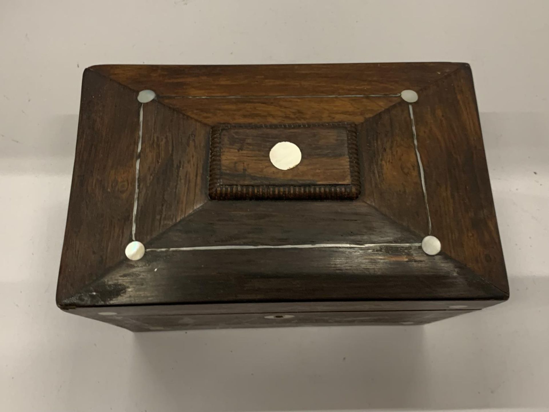 A 19TH CENTURY ROSEWOOD AND MOTHER OF PEARL TEA CADDY - Image 4 of 8