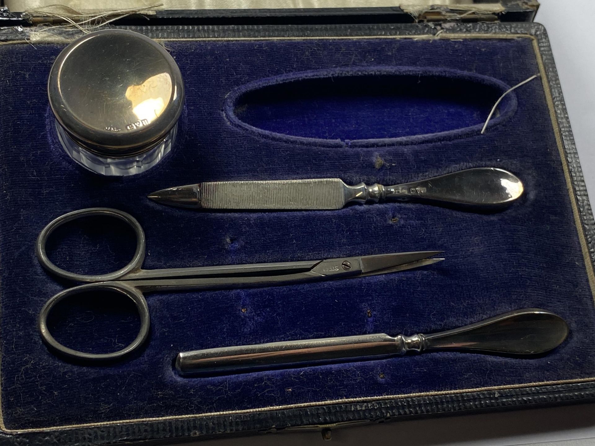 A CASED CHESTER HALLMARKED SILVER MANICURE SET (MISSING ONE ITEM) - Image 3 of 6