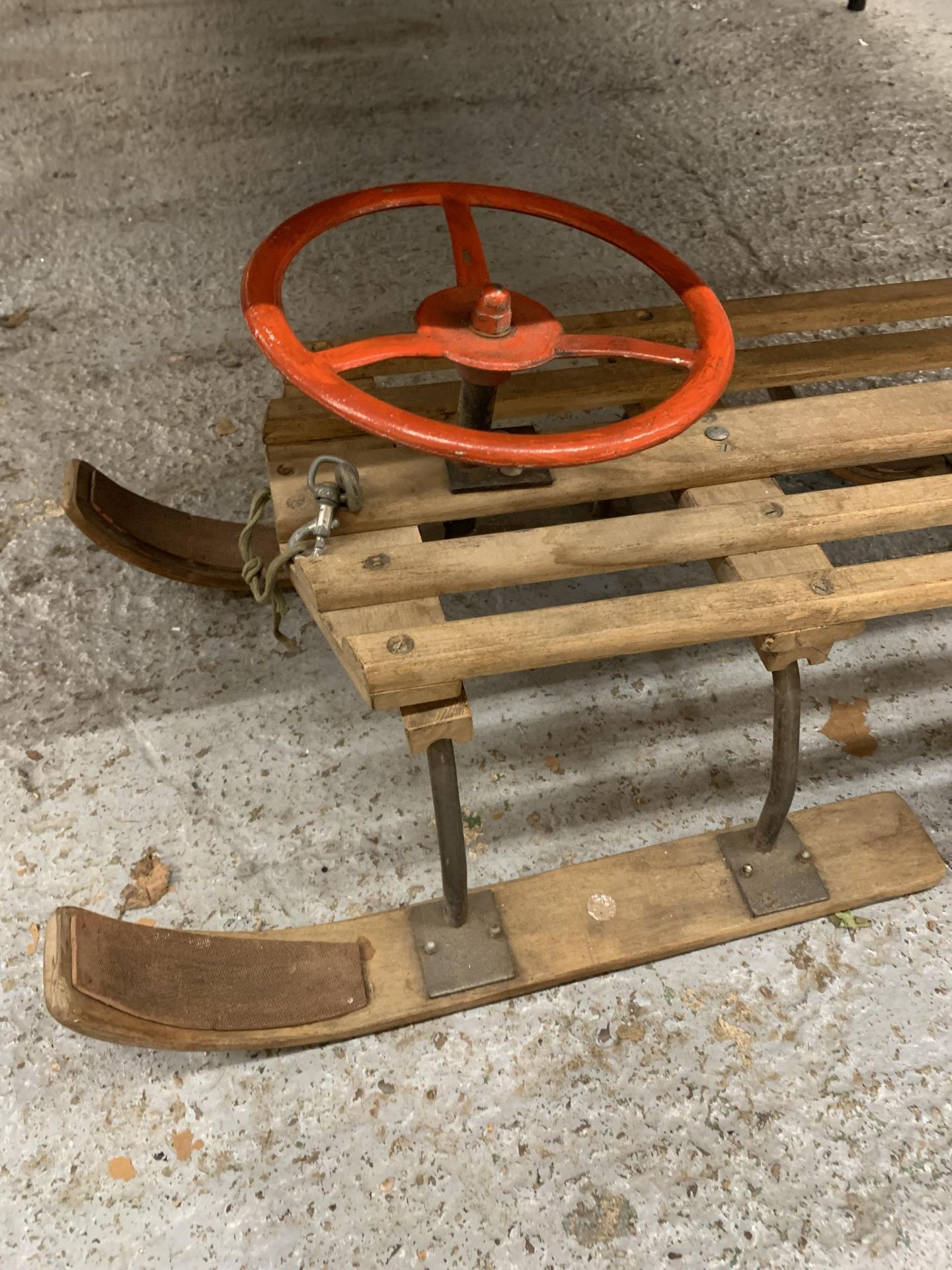 A VINTAGE WOODEN SLEDGE WITH A STEERING WHEEL - Bild 3 aus 8