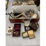 A MIXED LOT TO INCLUDE A SMALL BRASS EYE LOUPE, AN EPNS VINTAGE PURSE, EARRINGS, A ROBERTSONS BADGE,