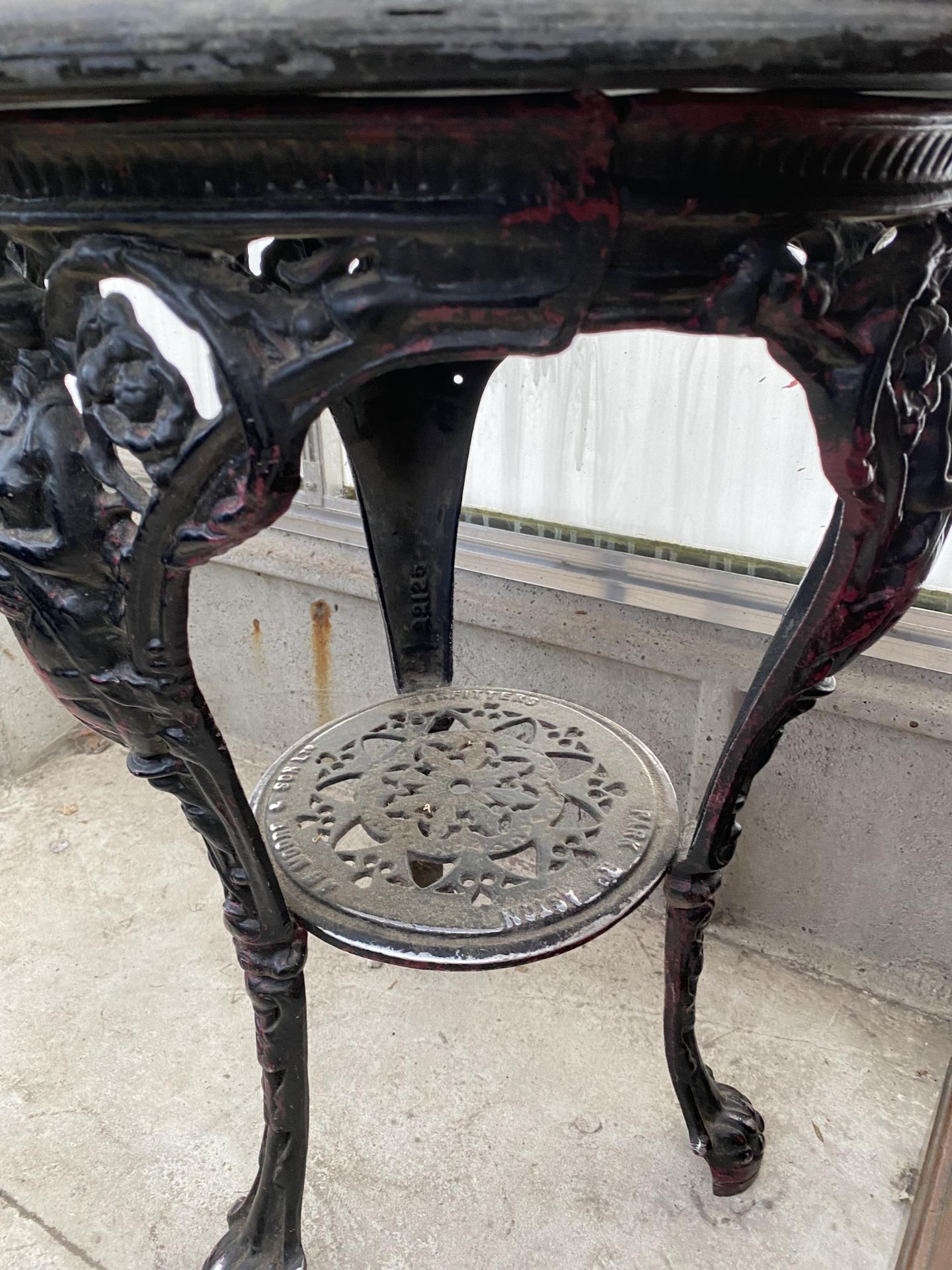 A CAST METAL BRITANNIA PUB TABLE, 24" DIAMETER - Bild 3 aus 3