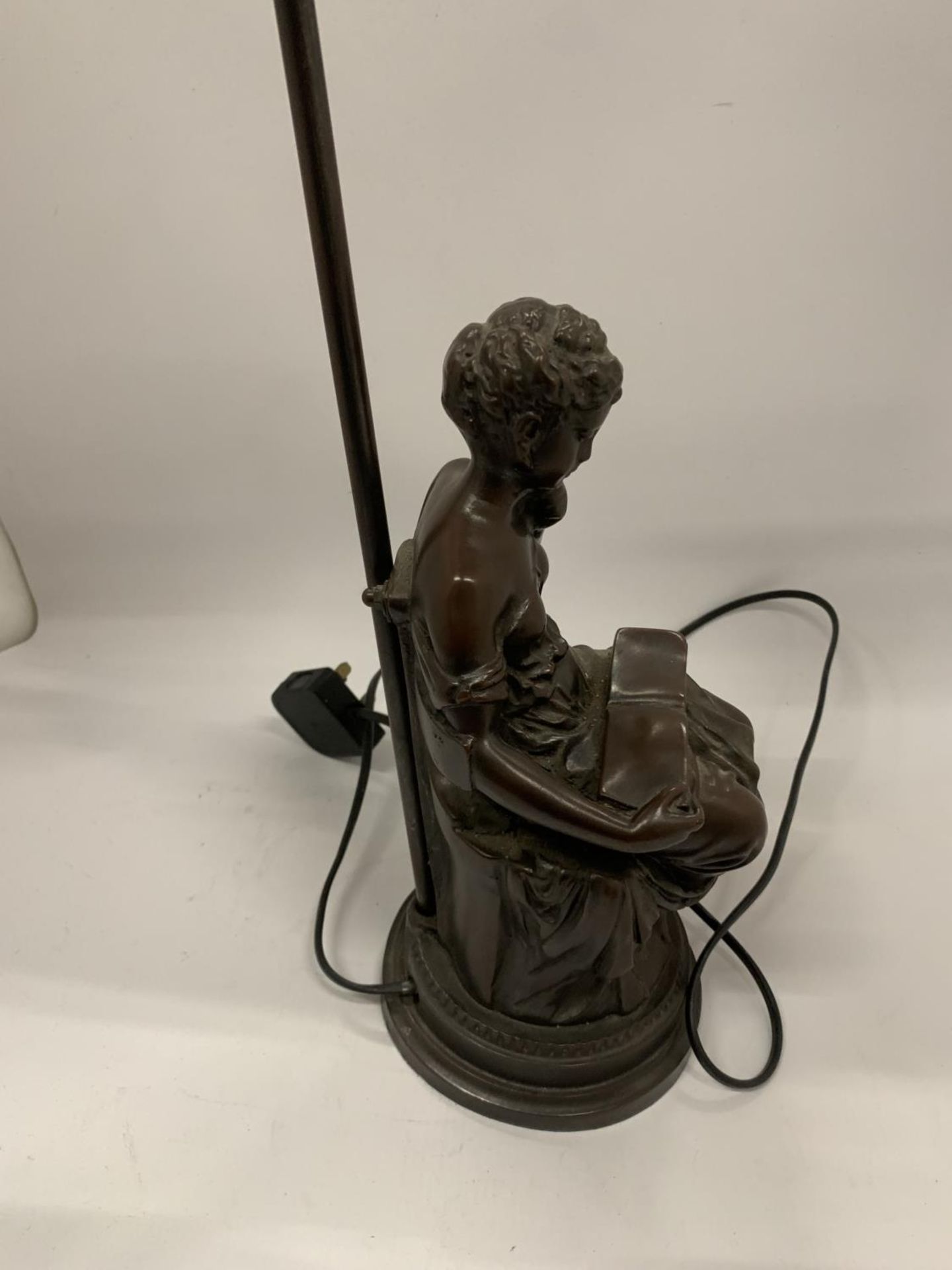 AN ART NOUVEAU SPELTER FIGURAL TABLE LAMP, HEIGHT 60CM - Image 6 of 6