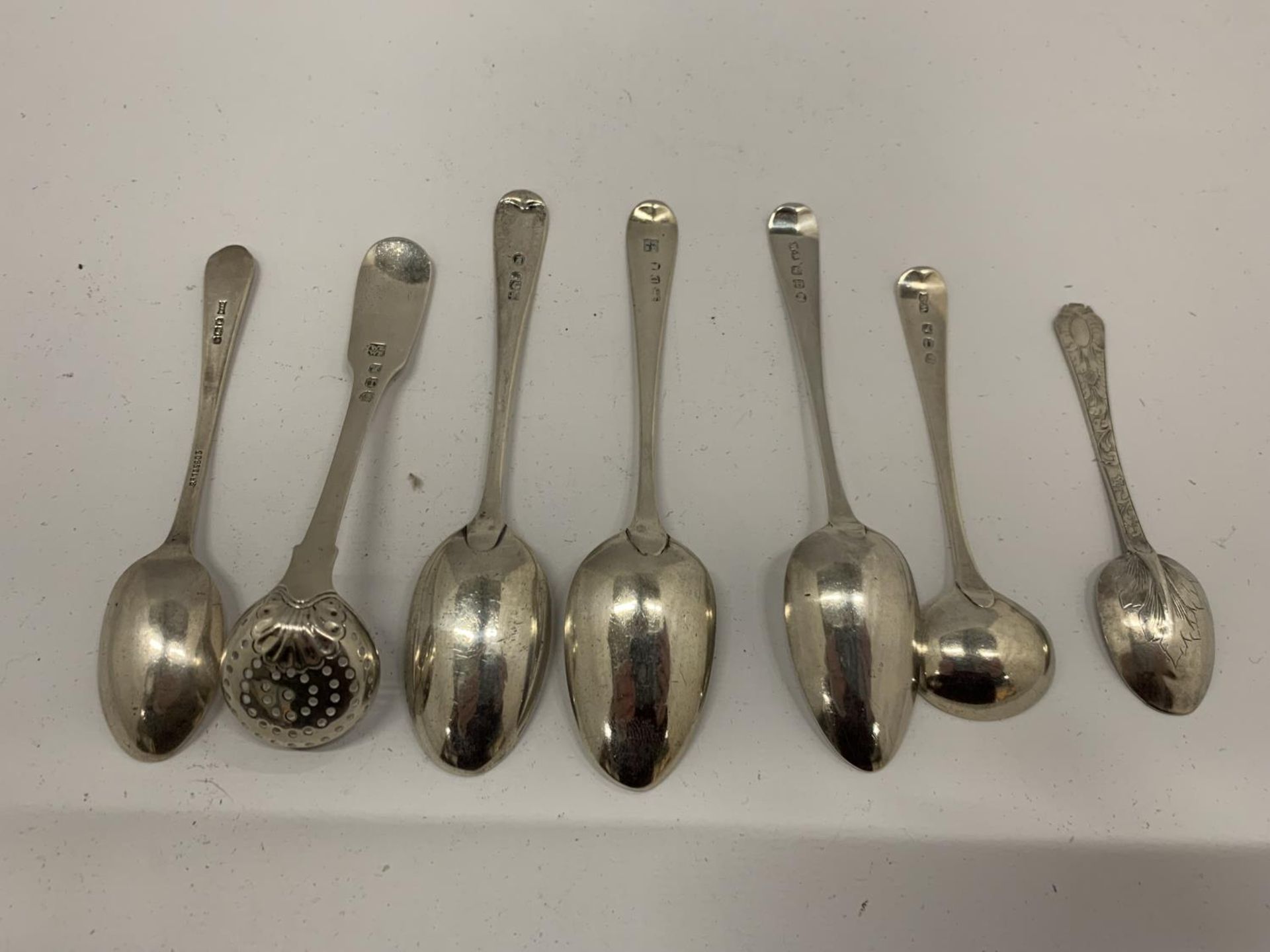 A MIXED LOT OF HALLMARKED SILVER TEASPOONS TO INCLUDE SOME GEORGIAN EXAMPLES, TOTAL WEIGHT 109G - Image 4 of 8