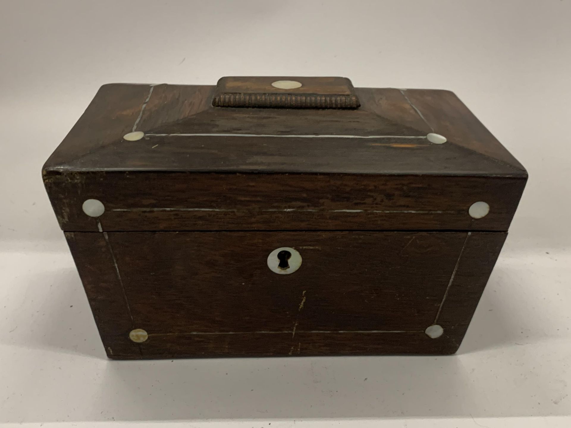 A 19TH CENTURY ROSEWOOD AND MOTHER OF PEARL TEA CADDY