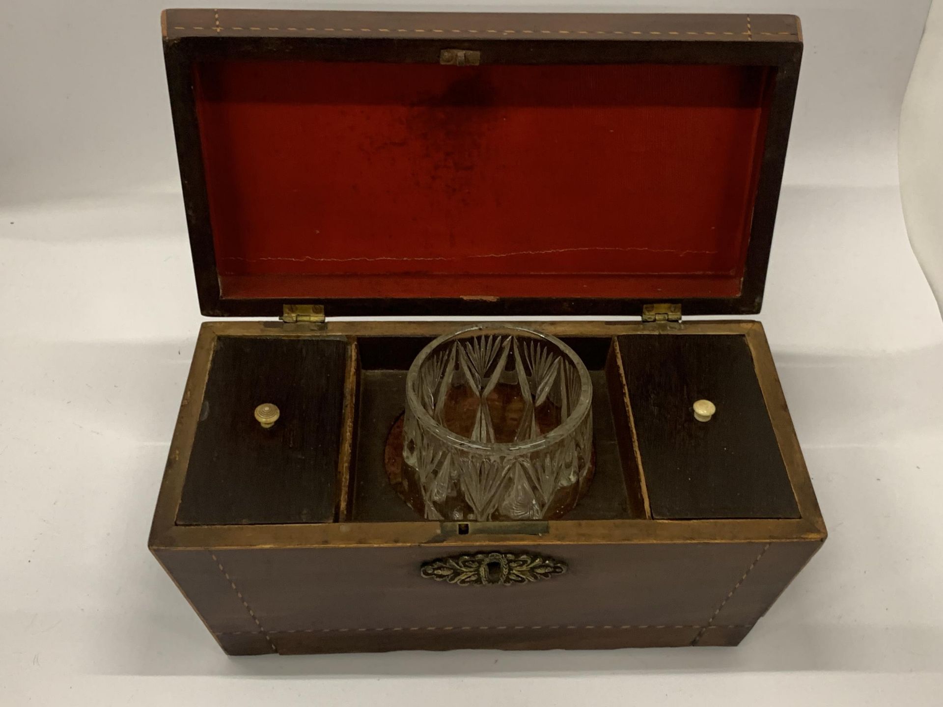 A 19TH CENTURY MAHOGANY SARCOPHAGUS SHAPE TEA CADDY WITH INNER COMPARTMENTS AND GLASS VASE - Image 5 of 8