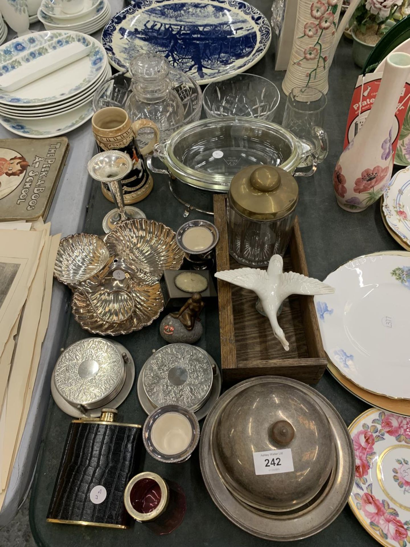 A LARGE MIXED LOT TO INCLUDE SILVER PLATED ITEMS, GLASSWARE, A LLADRO GOOSE - A/F, A CRANBERRY GLASS - Bild 2 aus 12