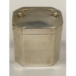 AN EDWARDIAN SILVER LIDDED BOX, HALLMARKS FOR CHESTER, 1907, WEIGHT 135G, HEIGHT 8.5CM