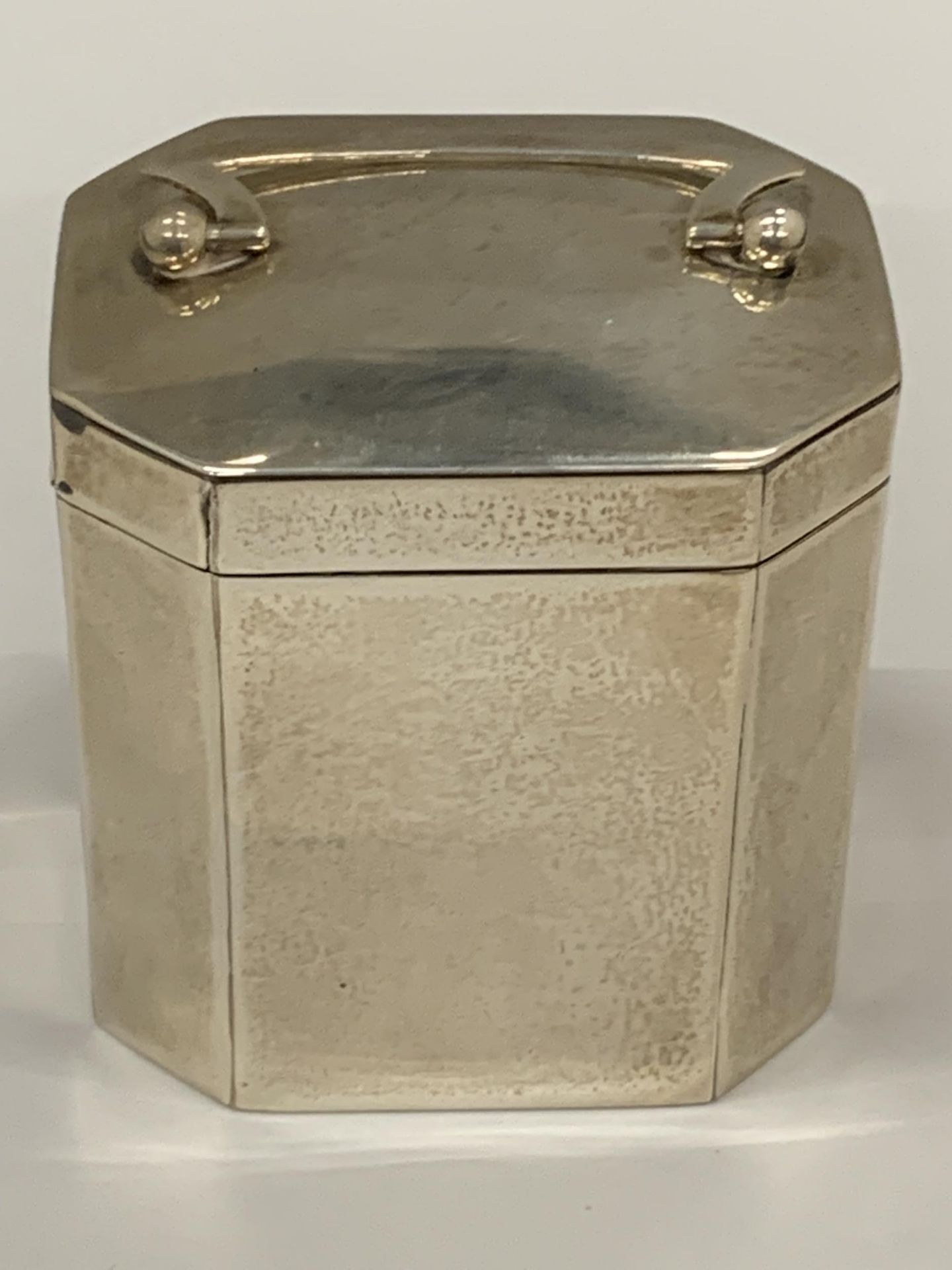 AN EDWARDIAN SILVER LIDDED BOX, HALLMARKS FOR CHESTER, 1907, WEIGHT 135G, HEIGHT 8.5CM