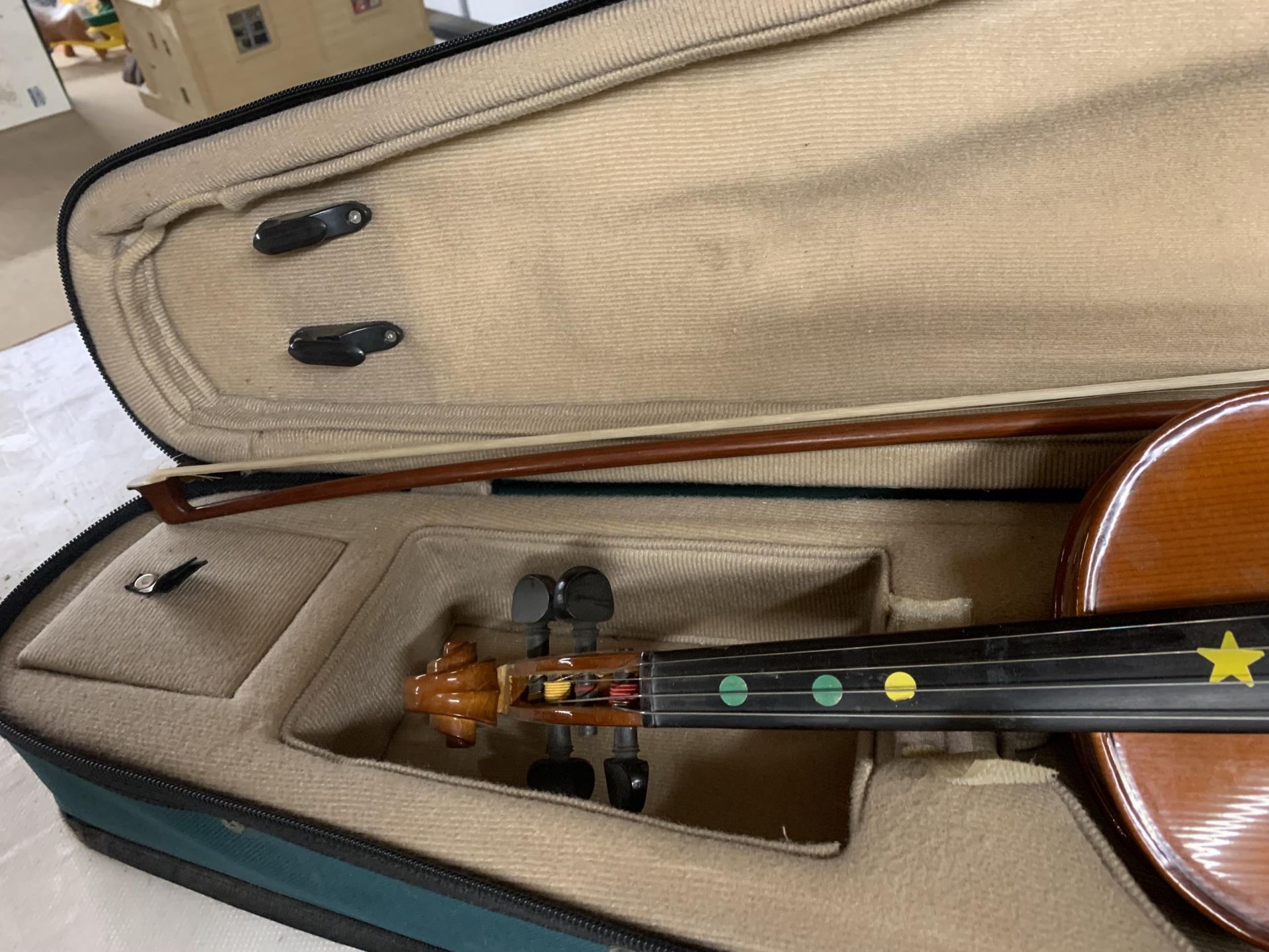 A VIOLIN AND BOW IN A FITTED CASE - Bild 2 aus 3