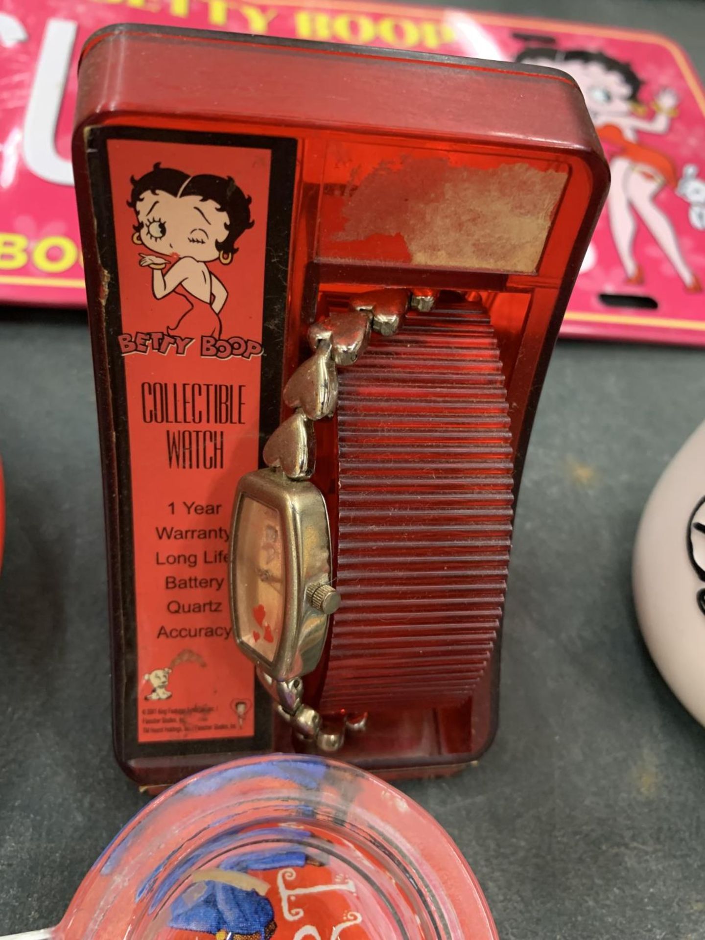 A QUANTITY OF BETTY BOOP ITEMS TO INCLUDE A MUG AND SAUCER, NUMBER PLATE, ASH TRAYS, A WATCH, KEY - Bild 12 aus 12