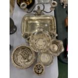 A QUANTITY OF SILVER PLATED ITEMS TO INCLUDE ROSE BOWLS, A CANDLEABRA, BUD VASES, A HANDLED