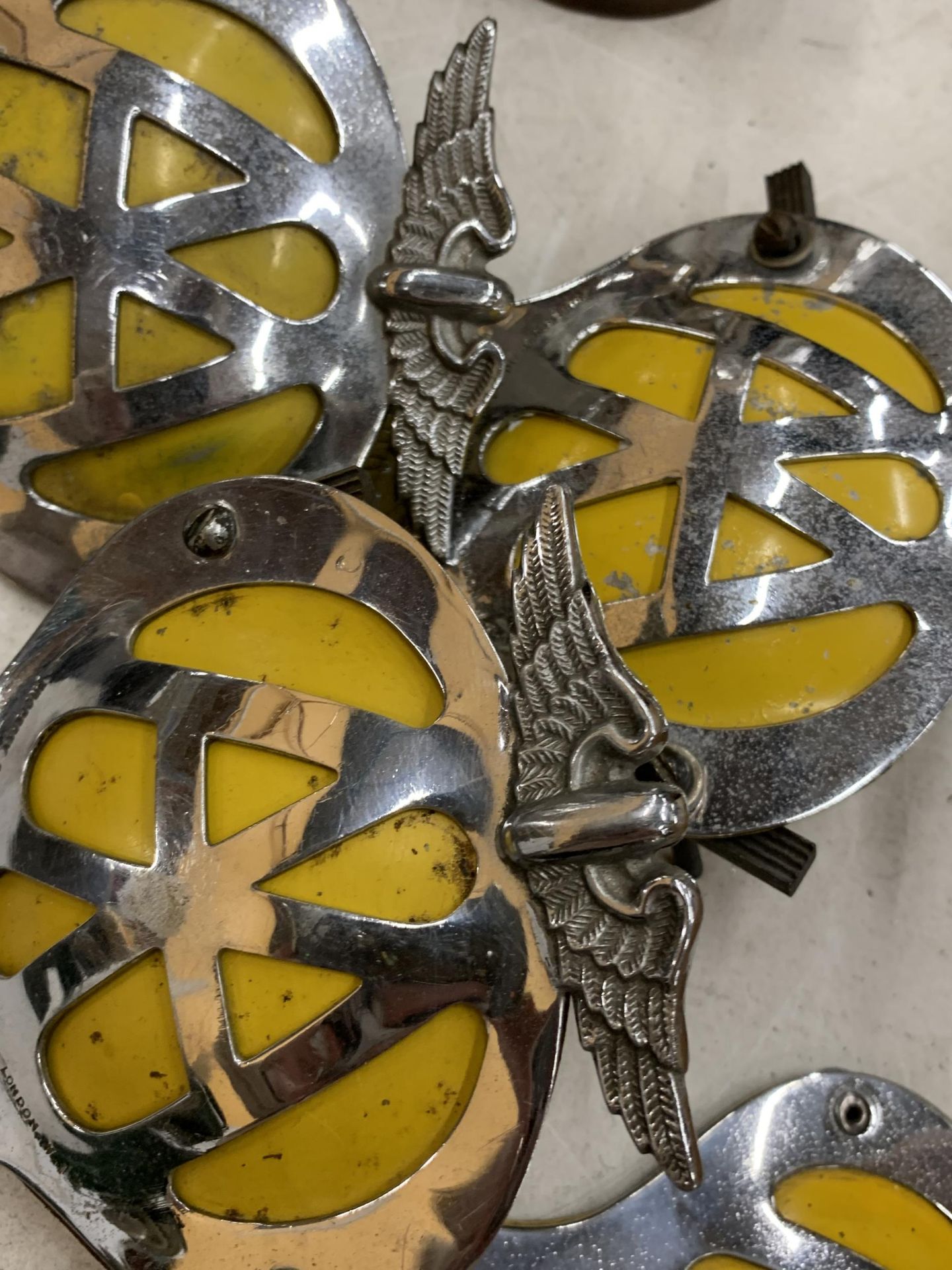 AQUANTITY OF VINTAGE CAR BADGES TO INCLUDE THE A A AND THE CARAVAN CLUB - Image 5 of 6