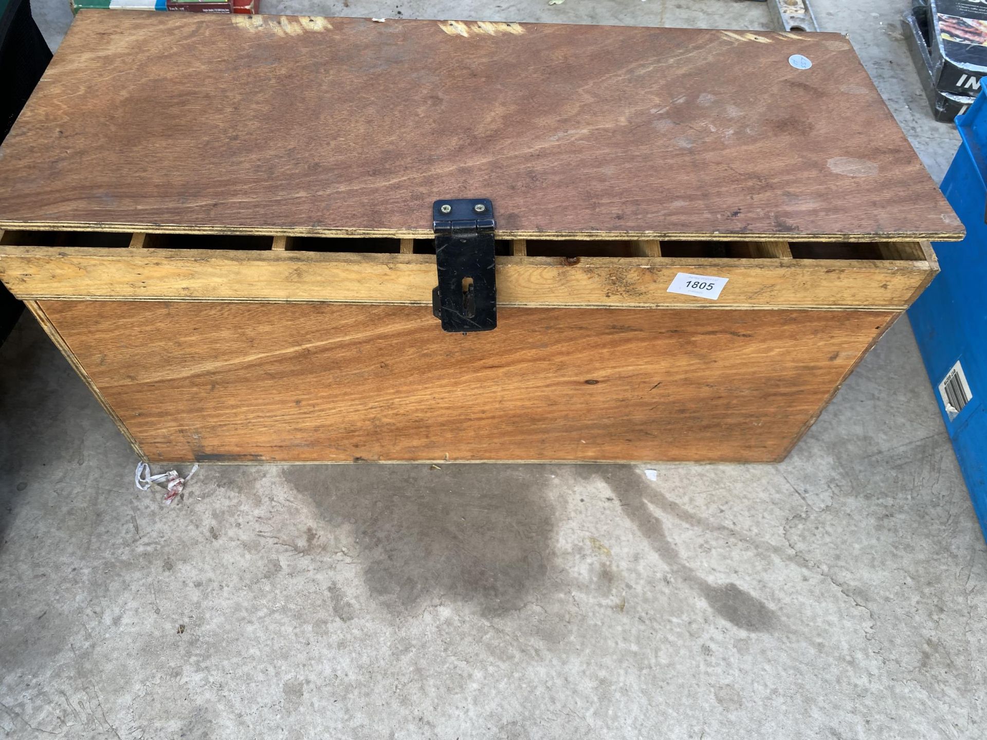 A VINTAGE WOODEN JOINERS CHEST TO INCLUDE A WOOD PLANE, DRILL BITS AND ENGINEERS BLOCKS ETC - Image 3 of 3