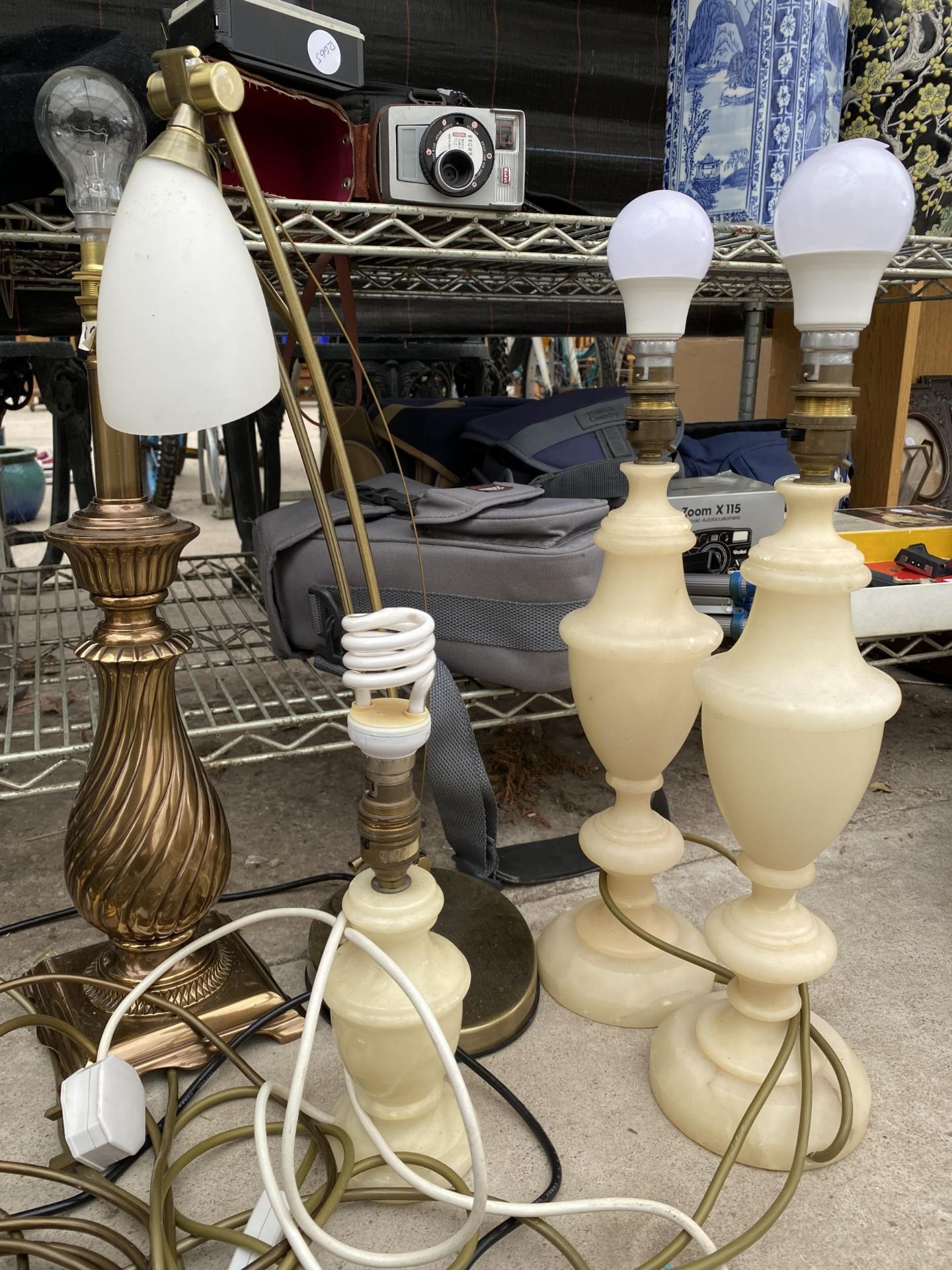 AN ASSORTMENT OF TABLE LAMPS TO INCLUDE THREE ONYX EXAMPLES - Image 2 of 3
