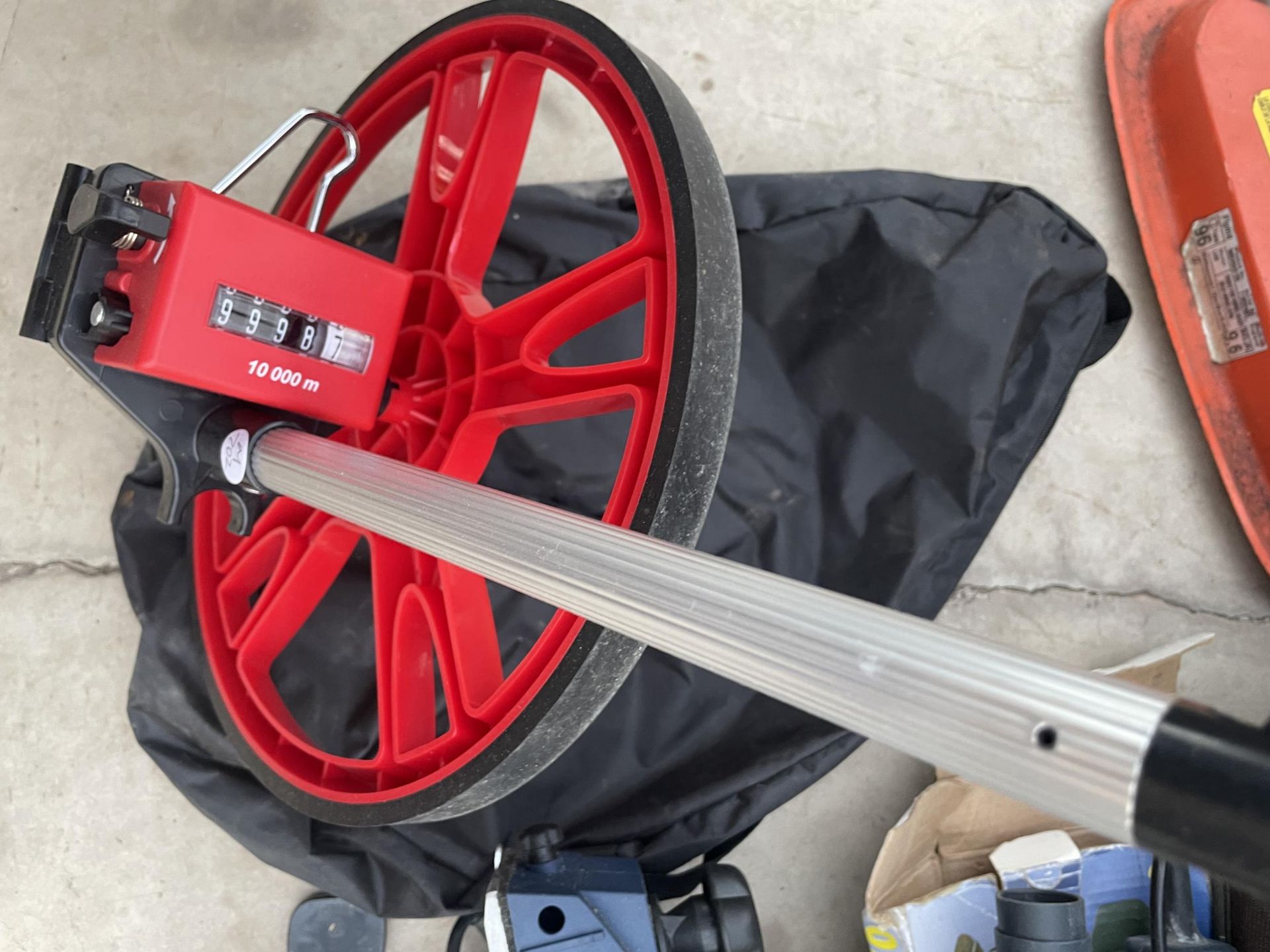 AN ASSORTMENT OF TOOLS TO INCLUDE A POWER CRAFT ELECTRIC PLANE, AN ELECTRIC SANDER AND A MEASURING - Image 3 of 3