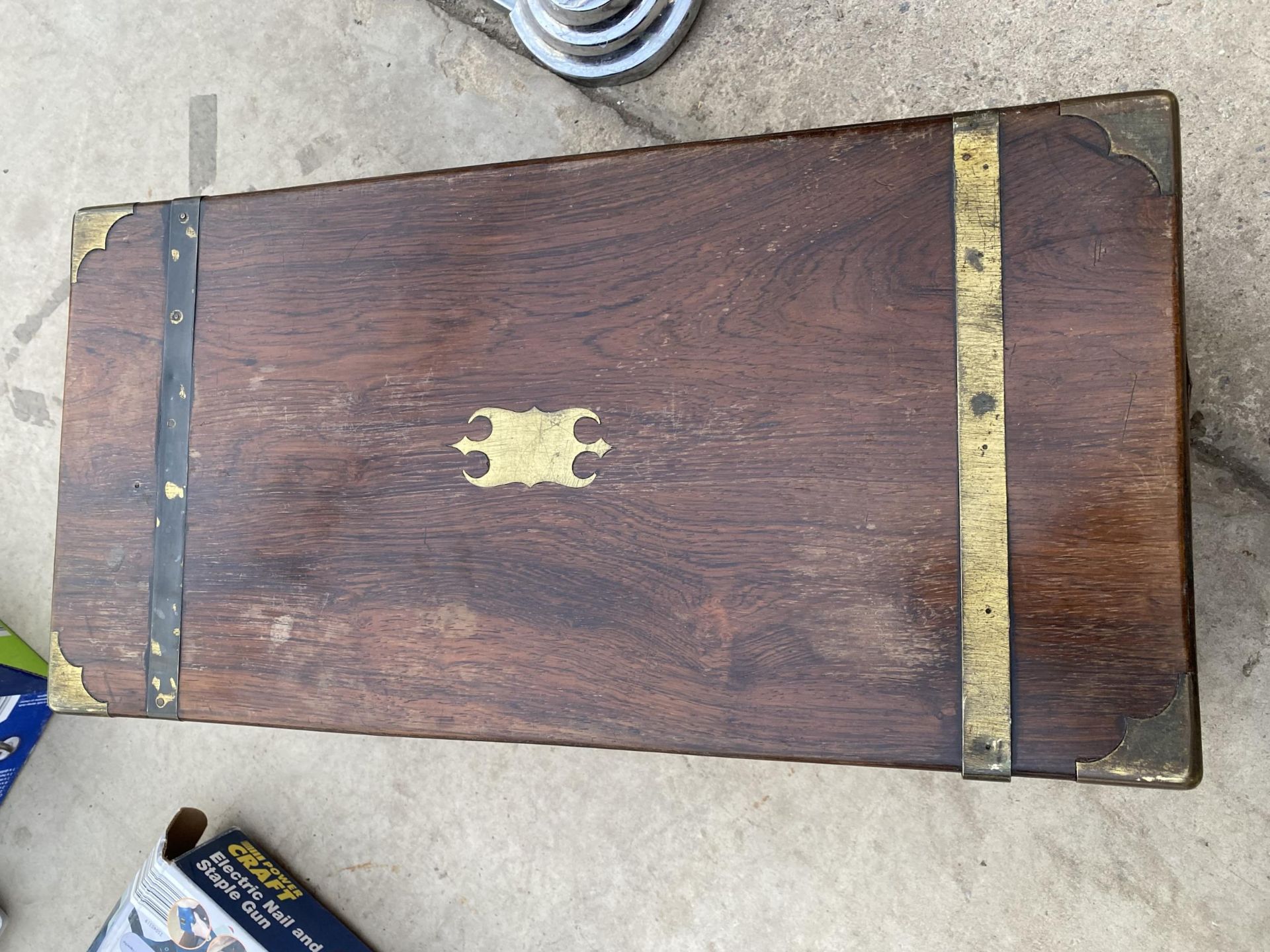 A VINTAGE MAHOGANY WRITING SLOPE WITH RED CLOTH INTERIOR - Image 7 of 7