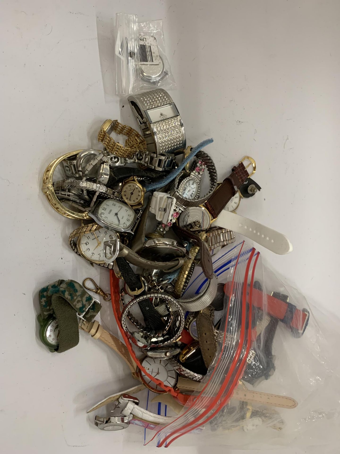 A LARGE QUANTITY OF WRISTWATCHES - SOME IN WORKING ORDER - Image 5 of 6