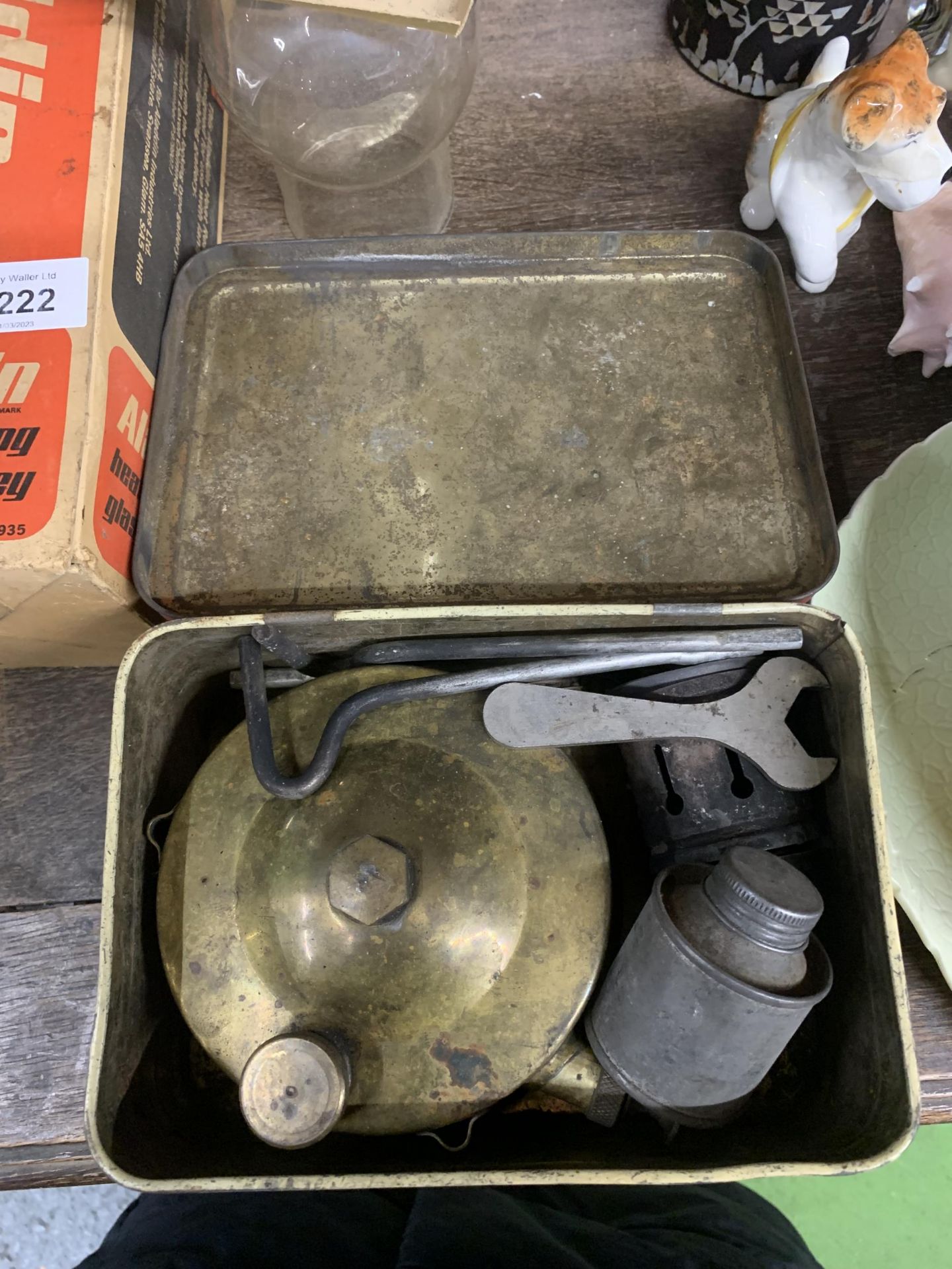 A VINTAGE PARAFFIN STOVE IN ORIGINAL TIN PLUS AN ALADDIN GLASS CHIMNEY IN ORIGINAL BOX - Image 4 of 4