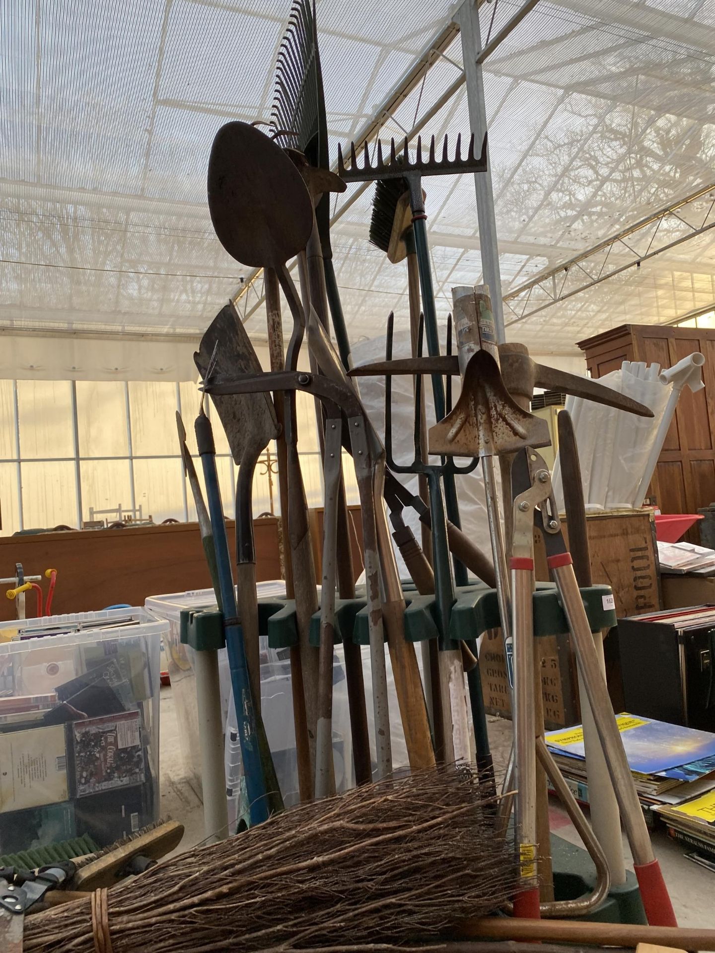 A LARGE ASSORTMENT OF GARDEN TOOLS TO INCLUDE A PICK AXE, FORKS AND RAKES TO ALSO INCLUDE A PLANT - Image 5 of 5