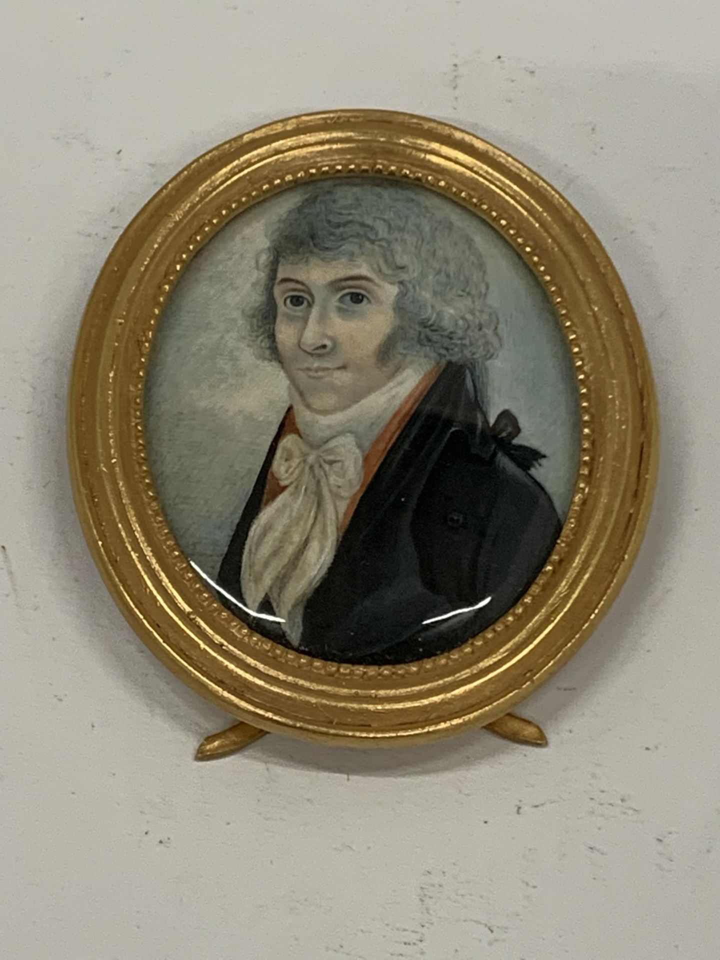 AN 18TH/19TH CENTURY PORTRAIT MINIATURE IN GILT EASEL FRAME, LENGTH 7CM