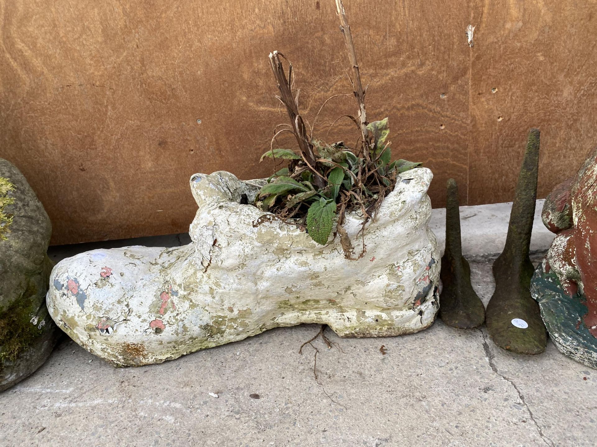 THREE RECONSTITTUED STONE GARDEN ITEMS TO INCLUDE A FOX AND A CAT AND A PAIR OF CAST IRON COBBLERS - Image 3 of 3