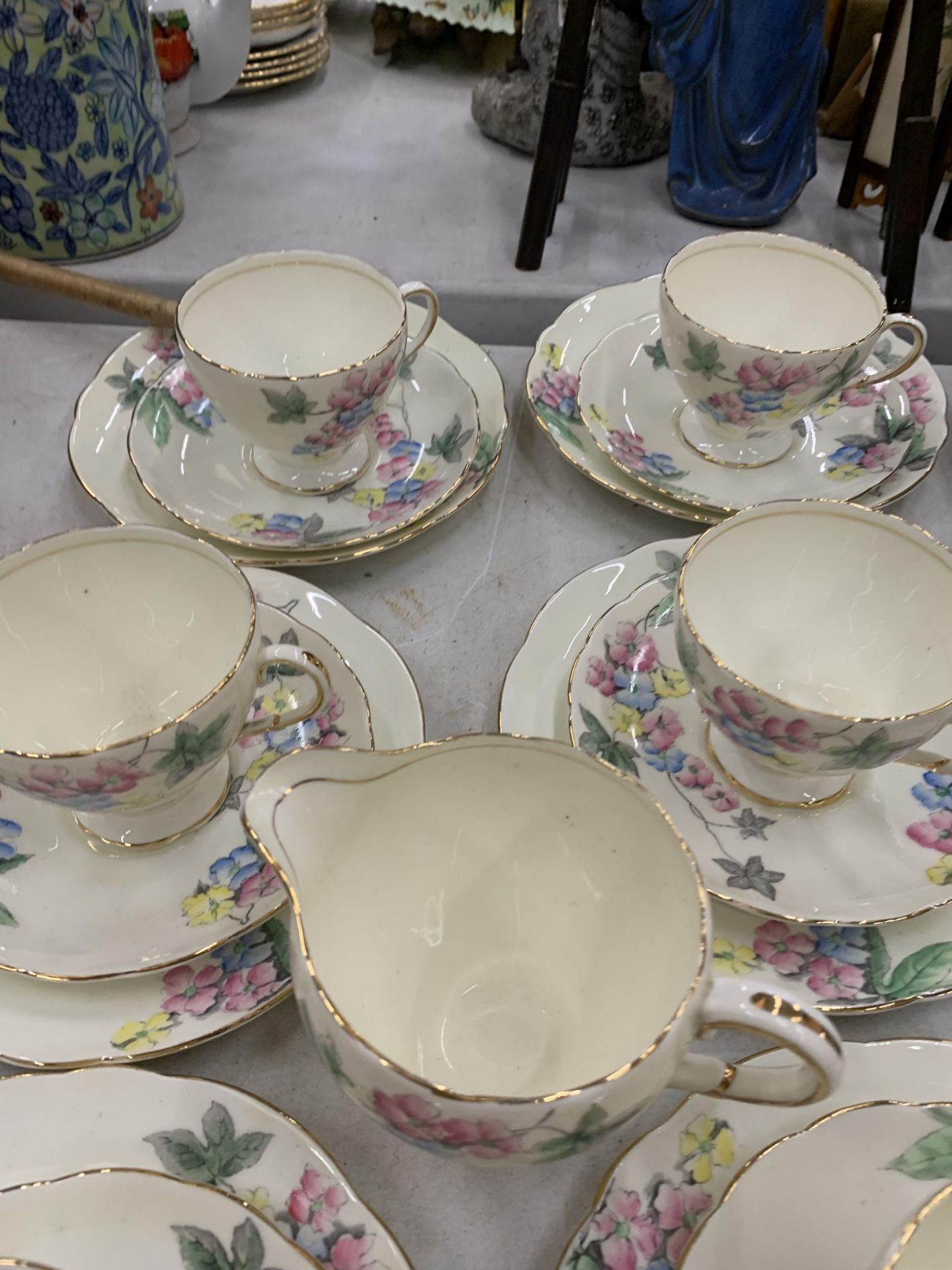 A VINTAGE OLD FOLEY TEASET DECORATED WITH A FLORAL PATTERN TO INCLUDE CUPS, SAUCERS, SIDE PLATES, - Image 7 of 8