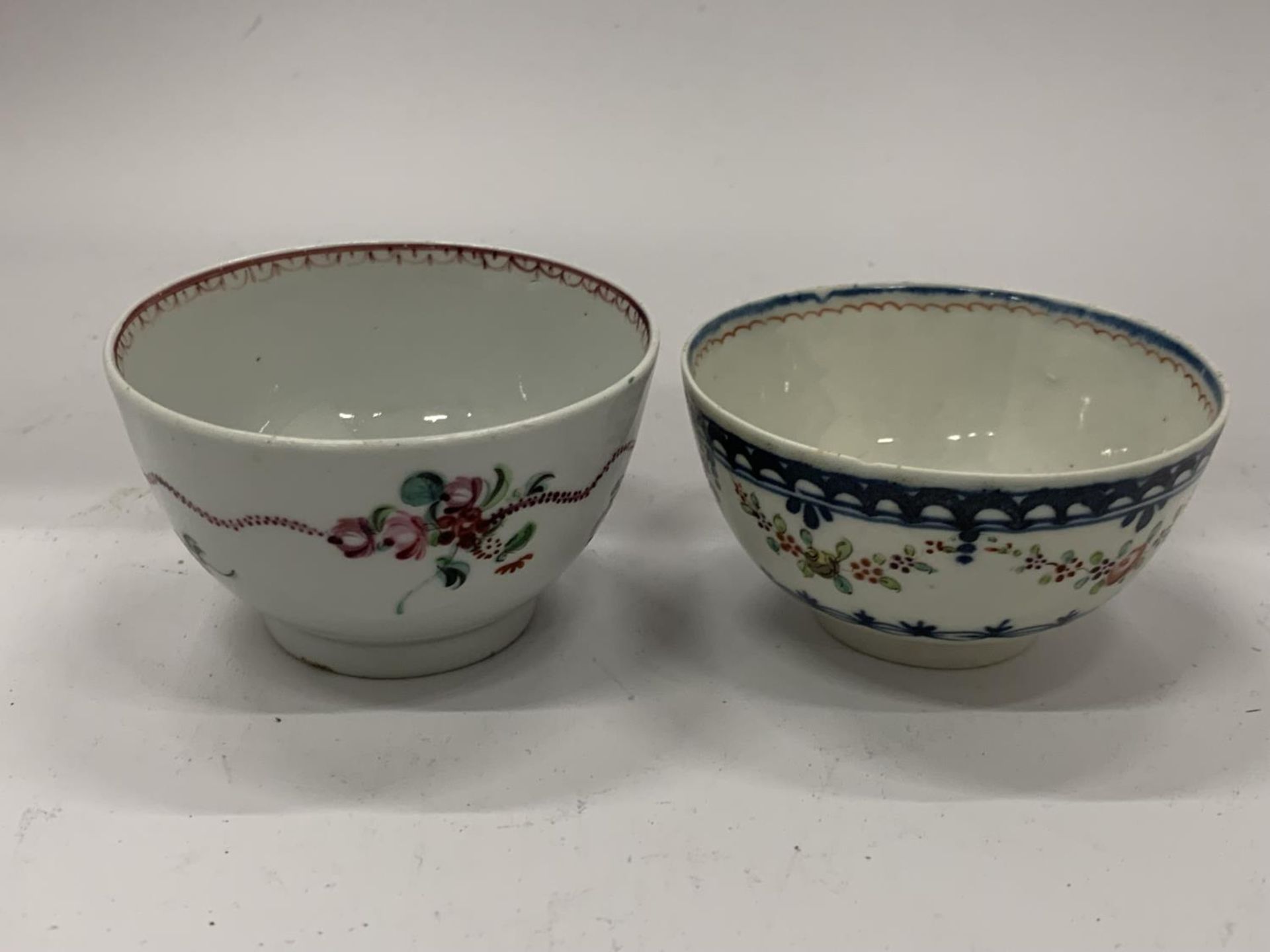 A MIXED GROUP OF 19TH CENTURY AND LATER PORCELAIN ITEMS TO INCLUDE A ROYAL WORCESTER BLUSH IVORY CUP - Image 6 of 6