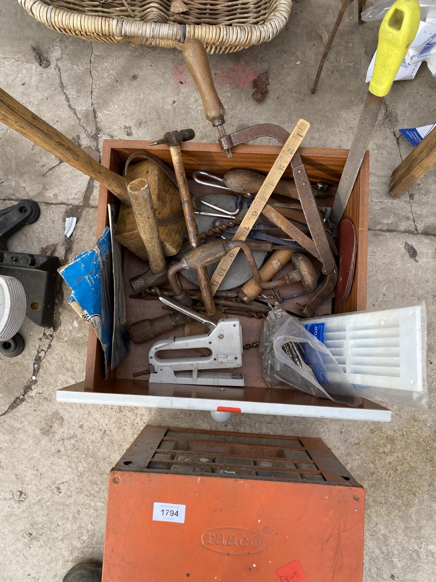 AN ASSORTMENT OF TOOLS TO INCLUDE A BRACE DRILL, HAMMERS AND BRACE DRILL BITS ETC - Image 2 of 3