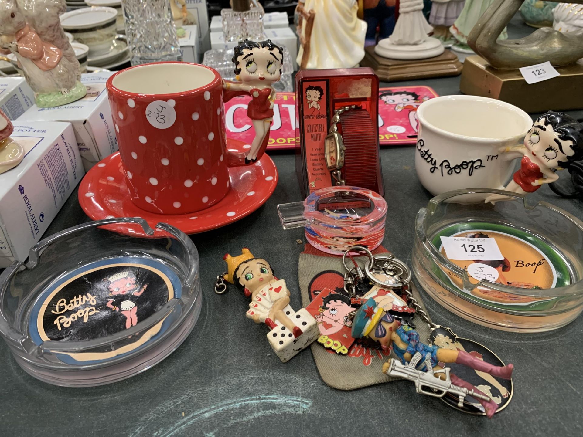 A QUANTITY OF BETTY BOOP ITEMS TO INCLUDE A MUG AND SAUCER, NUMBER PLATE, ASH TRAYS, A WATCH, KEY - Image 3 of 12