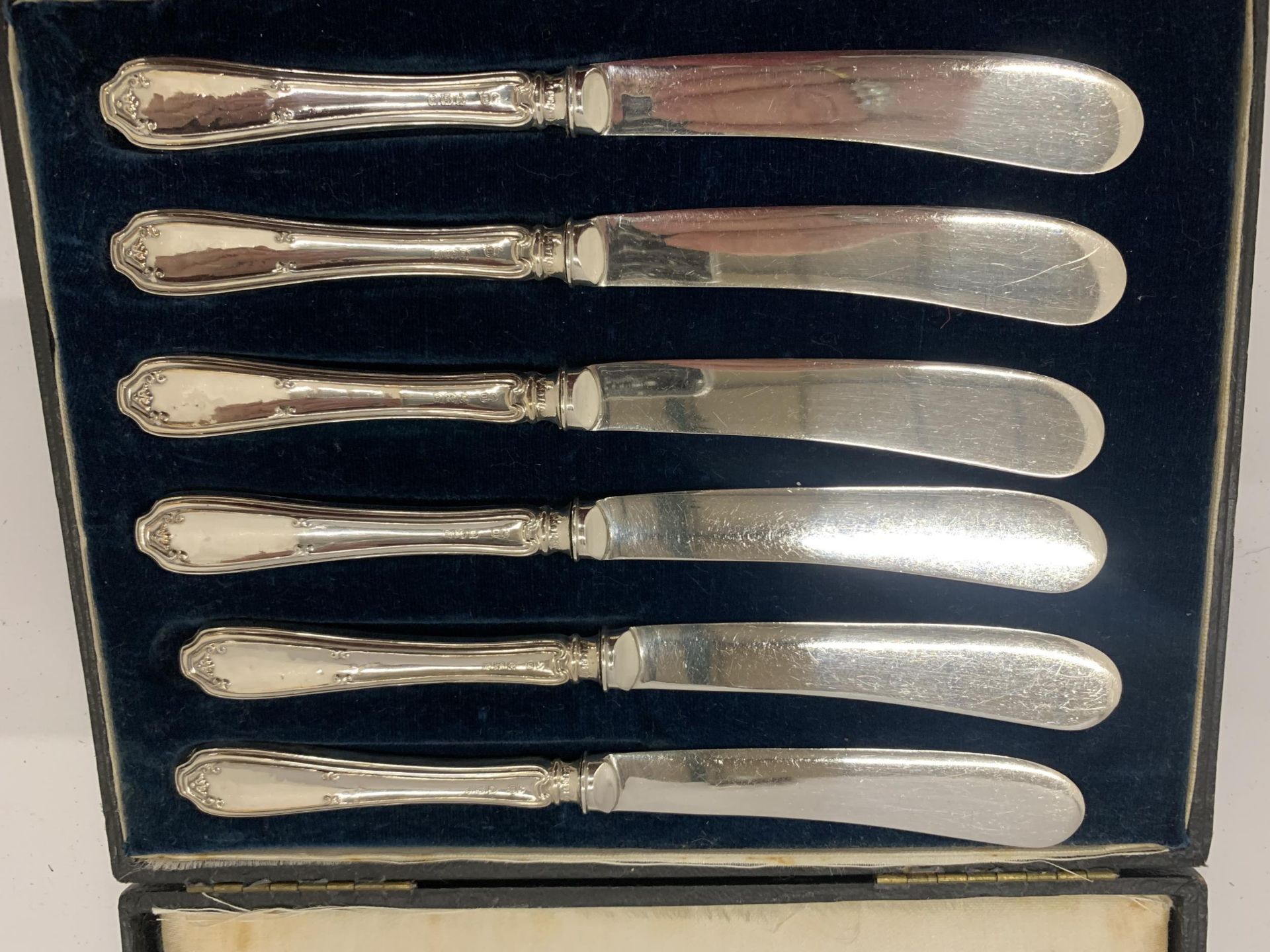 A CASED SET OF SIX CASED HALLMARKED SILVER HANDLED BUTTER KNIVES - Image 3 of 6