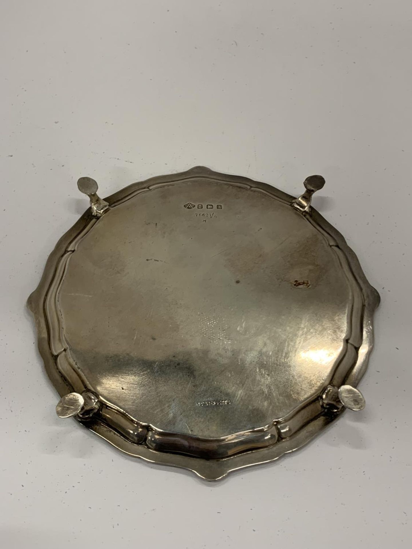 A GEORGE V SILVER SALVER / CARD TRAY, HALLMARKS FOR BIRMINGHAM, 1925, WEIGHT 175G, WIDTH 15CM - Image 4 of 6