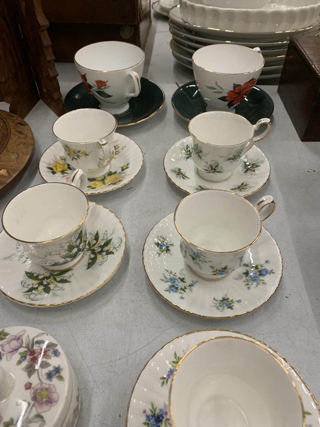 A QUANTITY OF VINTAGE CUPS AND SAUCERS TO INCLUDE ROYAL ALBERT 'TAHINI' AND ROYAL WINDSOR PLUS A - Image 6 of 8