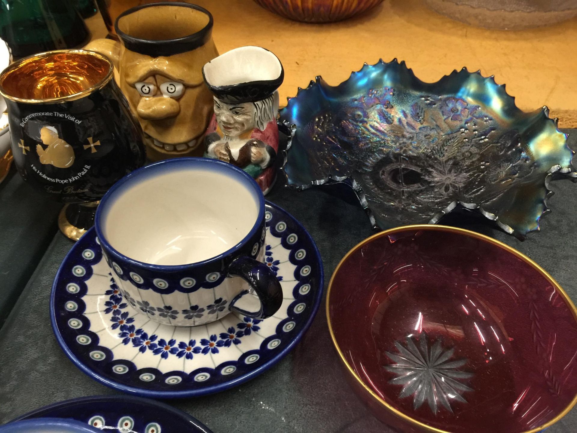 A QUANTITY OF POTTERY TO INCLUDE BLUE AND WHITE POLISH CUPS AND SAUCERS, GLASSWARE, A TABLE LIGHTER,