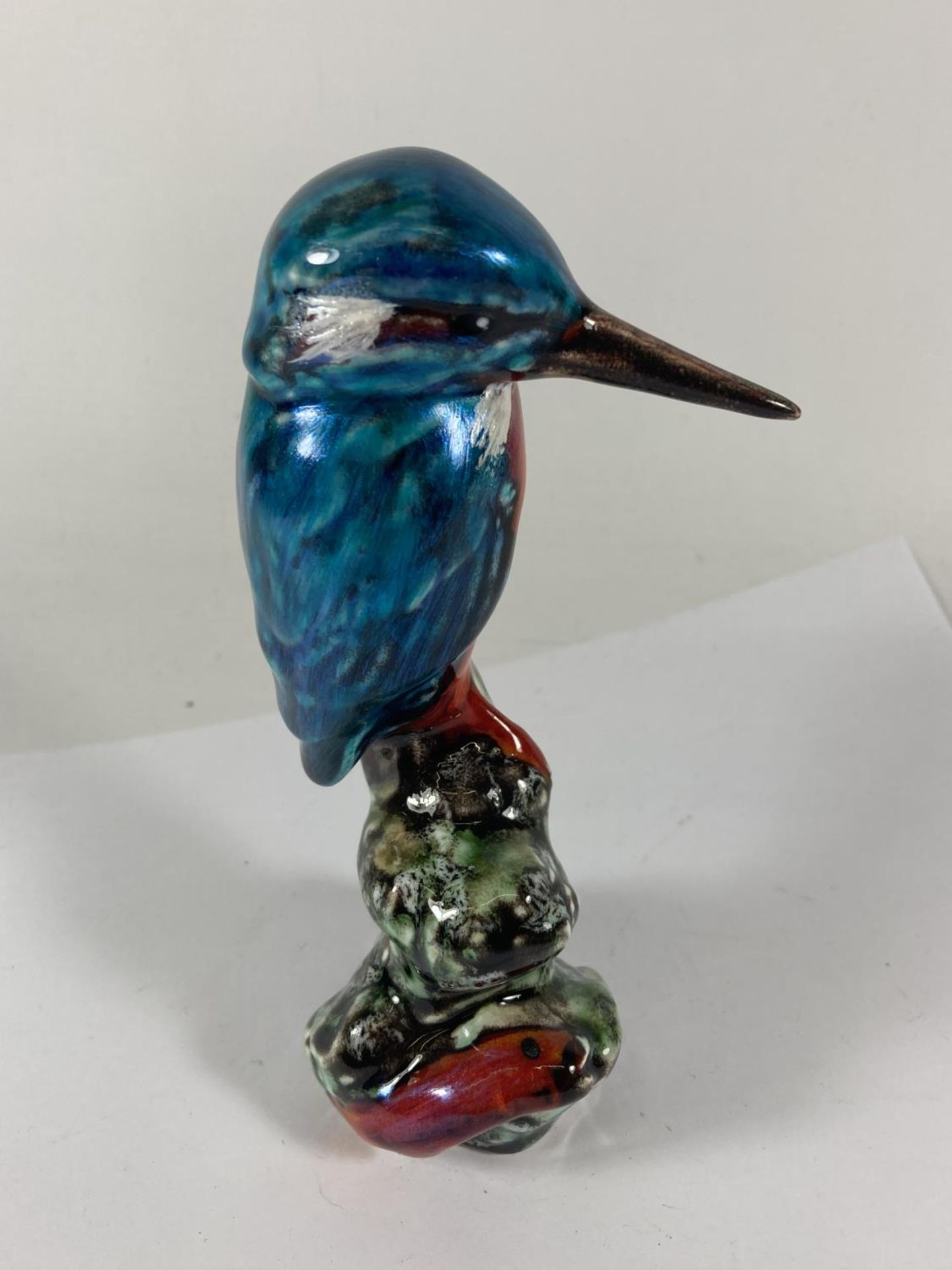 A HANDPAINTED AND SIGNED IN GOLD ANITA HARRIS KINGFISHER FIGURE - Image 4 of 6