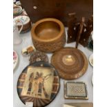 A QUANTITY OF TREEN ITEMS TO INCLUDE A HEAVILY CARVED BOWL, TRIVETS, AN ELEPHANT PERPETUAL CALENDAR,