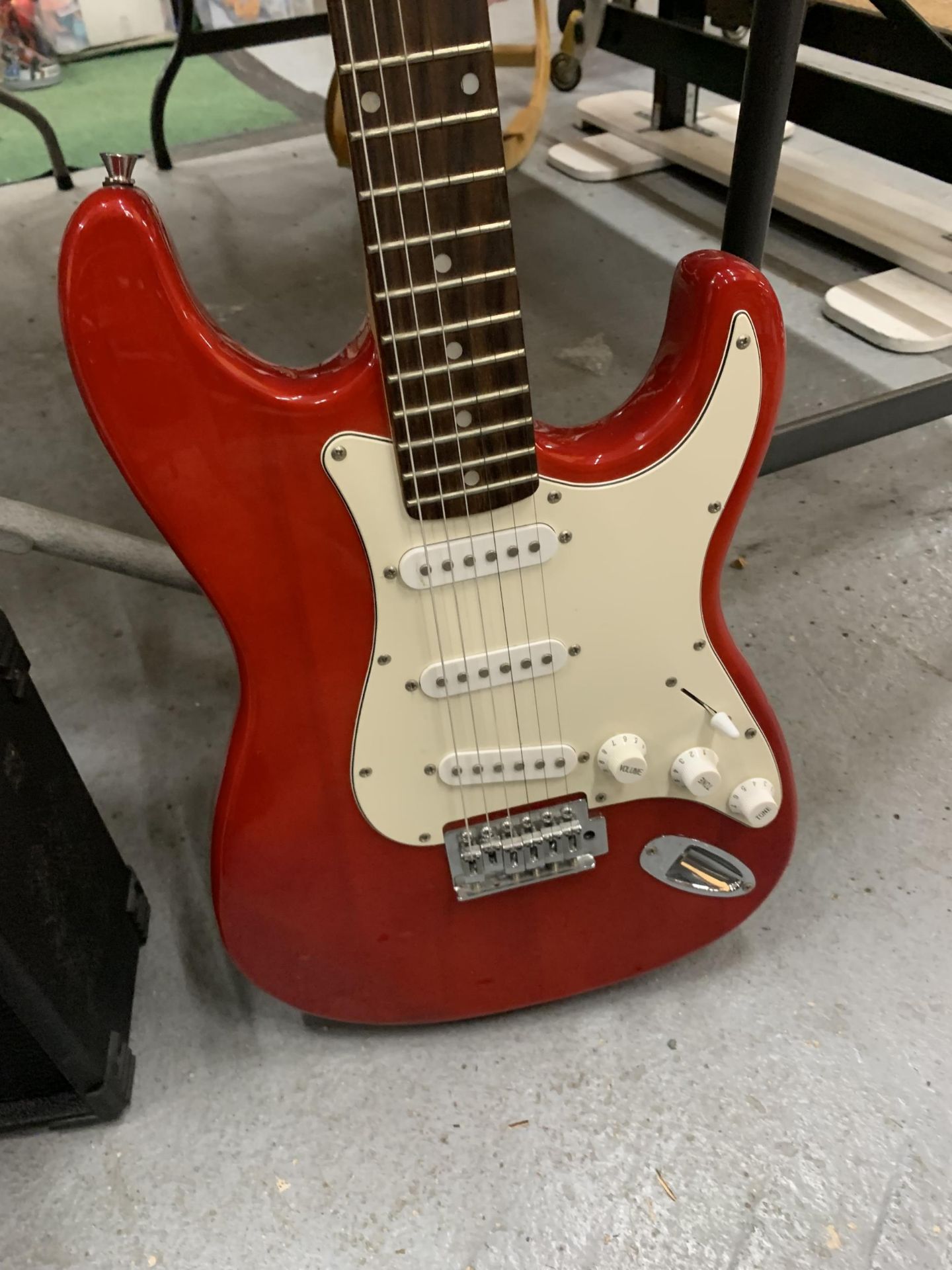A 'GEAR4MUSIC' RED ELECTRIC GUITAR & A STAGG ELECTRIC AMPLIFIER - Bild 5 aus 8