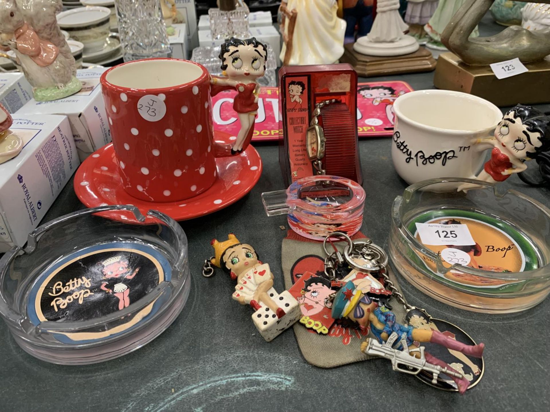 A QUANTITY OF BETTY BOOP ITEMS TO INCLUDE A MUG AND SAUCER, NUMBER PLATE, ASH TRAYS, A WATCH, KEY - Image 4 of 12